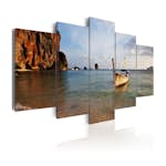 Tavla Arkiio A fishIng boat By The sea