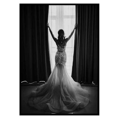 Poster Gallerix Woman Opening Curtains