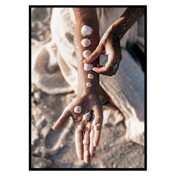 Poster Gallerix Sea Shells On Arm