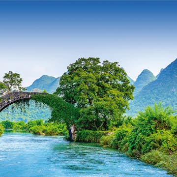 Tapet Idealdecor Bridge Crosses A River In China