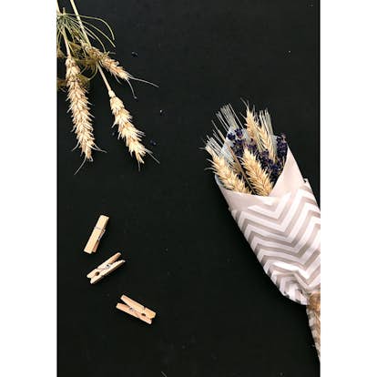 Posters Venture Home Flowers On Table Svart/beige