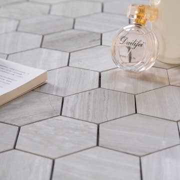 Natursten ArtStone Woodlight Gravin Hexagon Polerad 10x10 cm