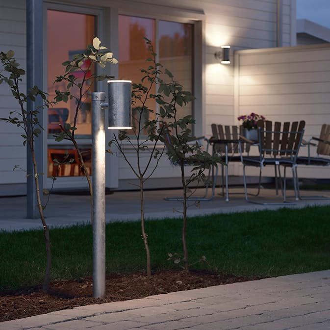 Trädgårdslykta Gnosjö Konstsmide Ull Upp/ned 2x8W Dimbar LED Galv Inkl. Stolpe