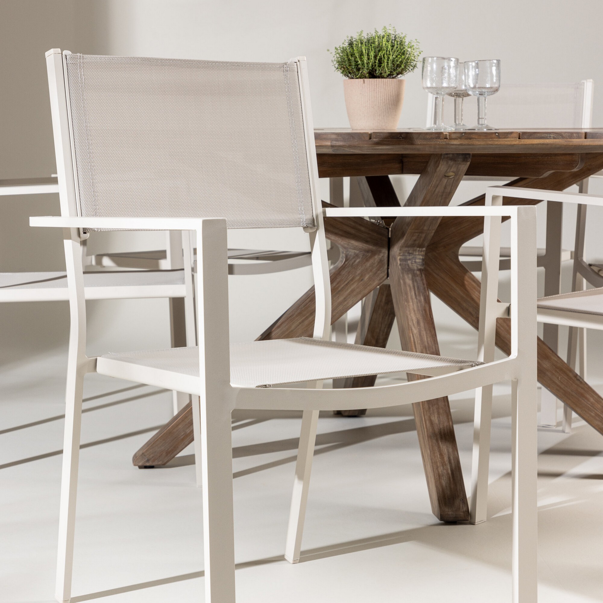 Rosario Dining Table- Teak Ø140 +Copacabana Stacking Chair - Trädgårdsgrupp Venture Home Rosario med 6 Copacabana Stolar