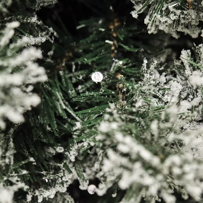 Plastgran Nordic Winter Frost med Snö LED