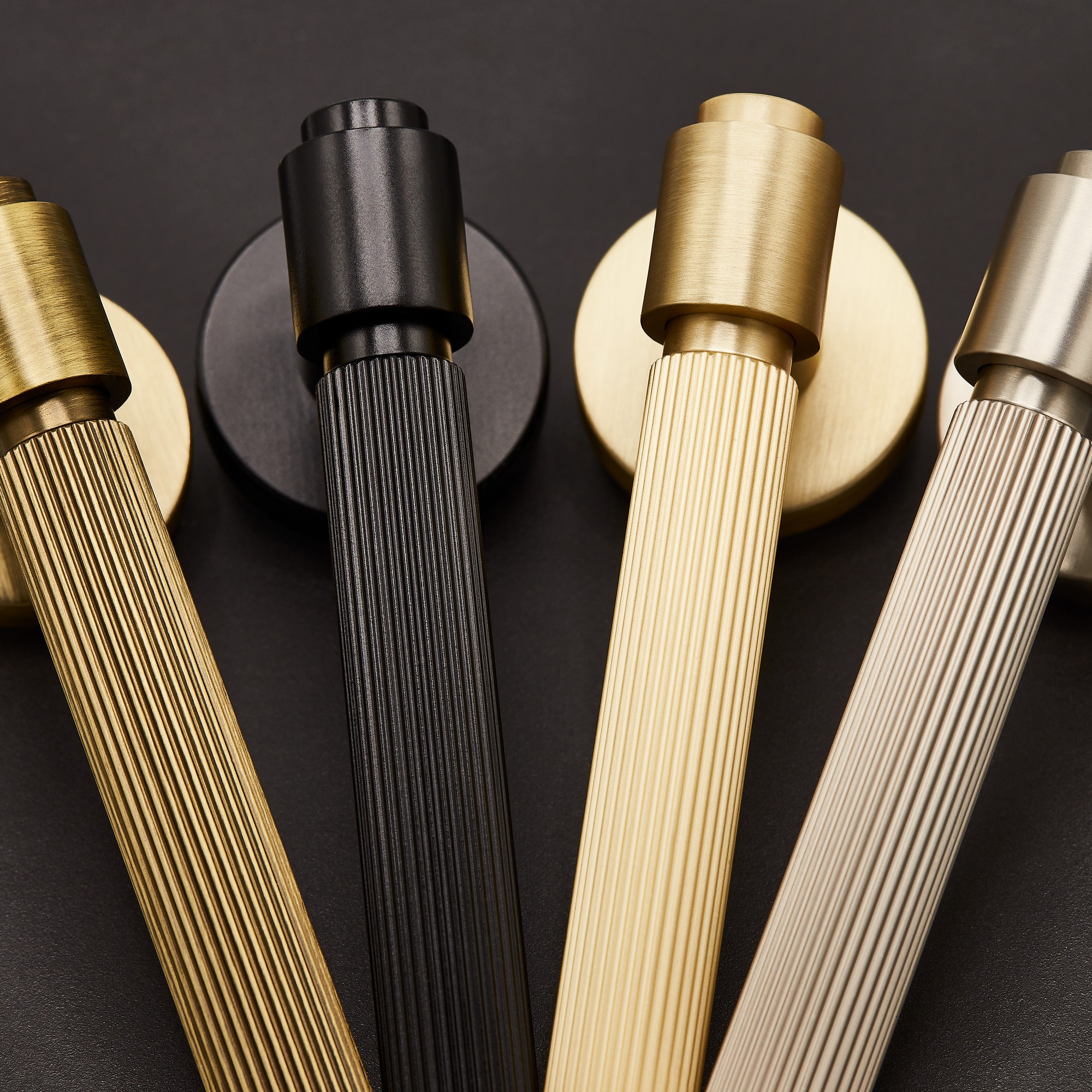 Dörrhandtag Beslag Design Helix 200 Stripe Modul Komplett