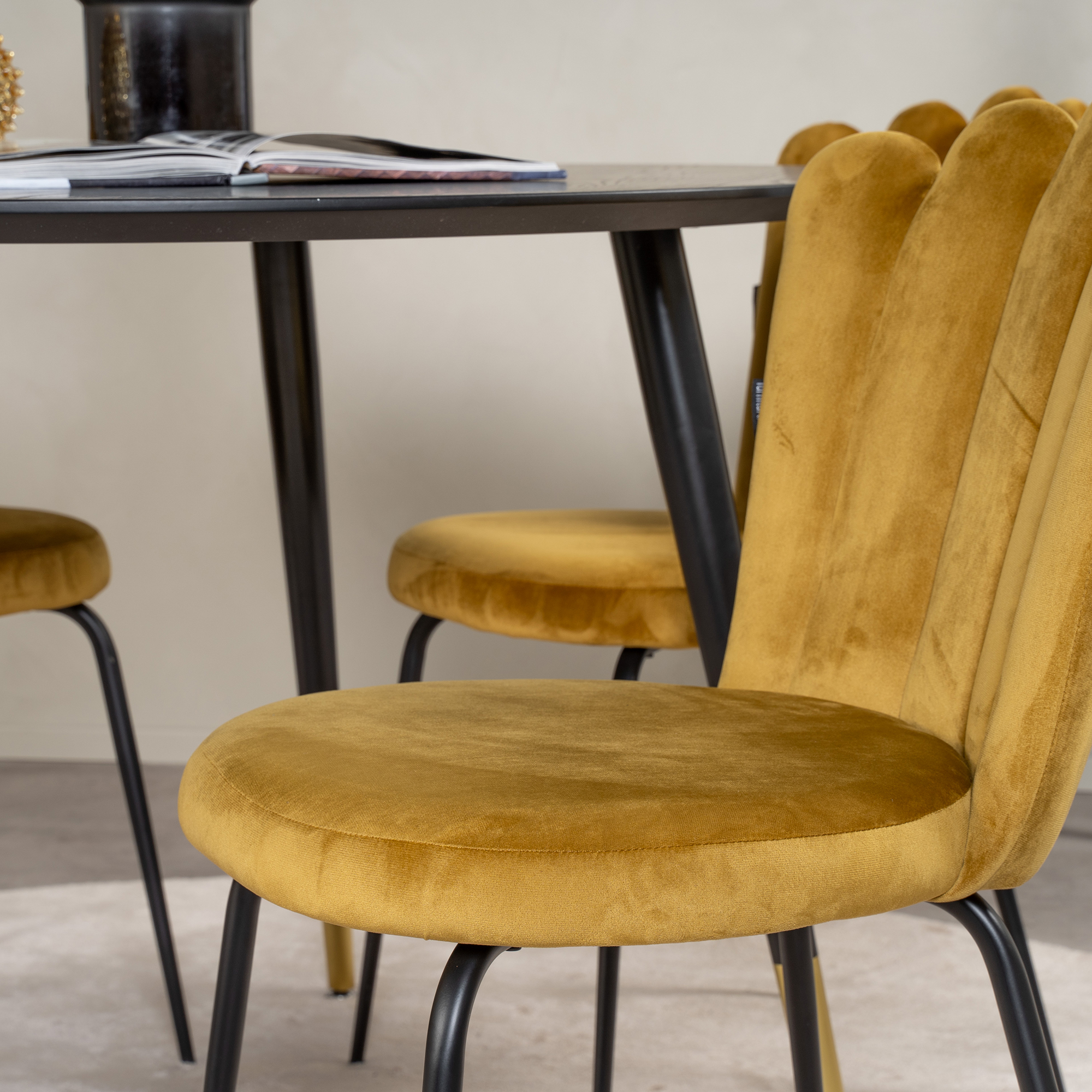 Dipp Dining Table - 115cm - Black Veneer / black legs w bras Guld