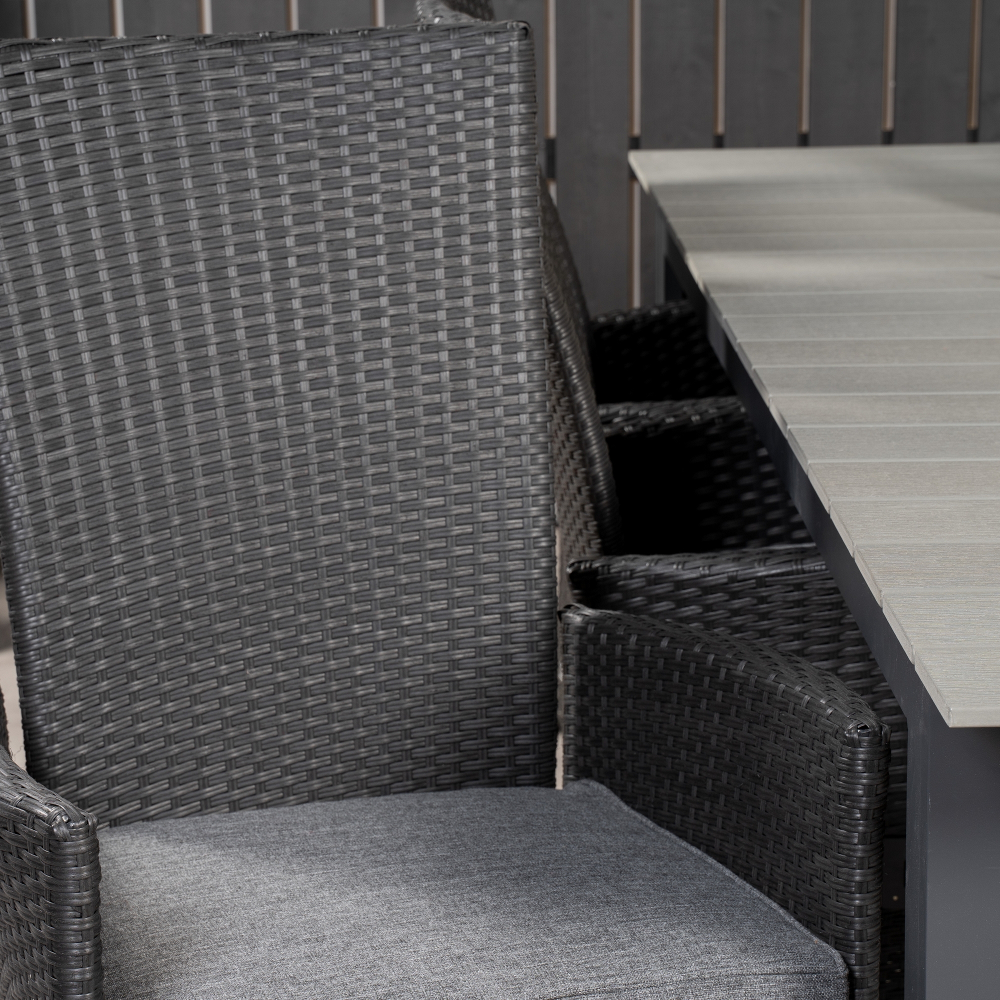 Levels Dining Table 224/324*100 - Svart Aintwood +Padova Arm Svart