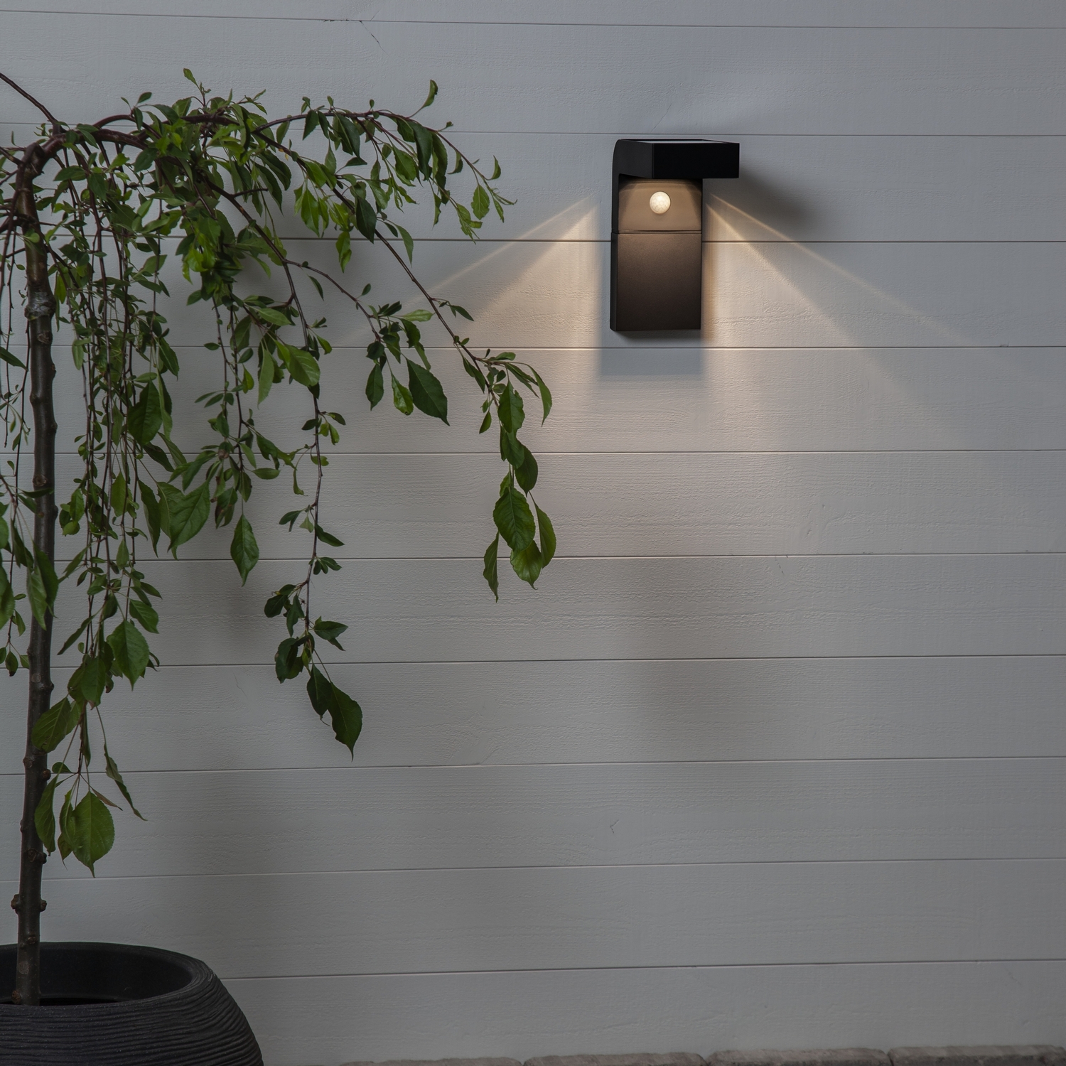 Solcells-vägglykta Star Trading Vici 300/30Lm MotionTwilight