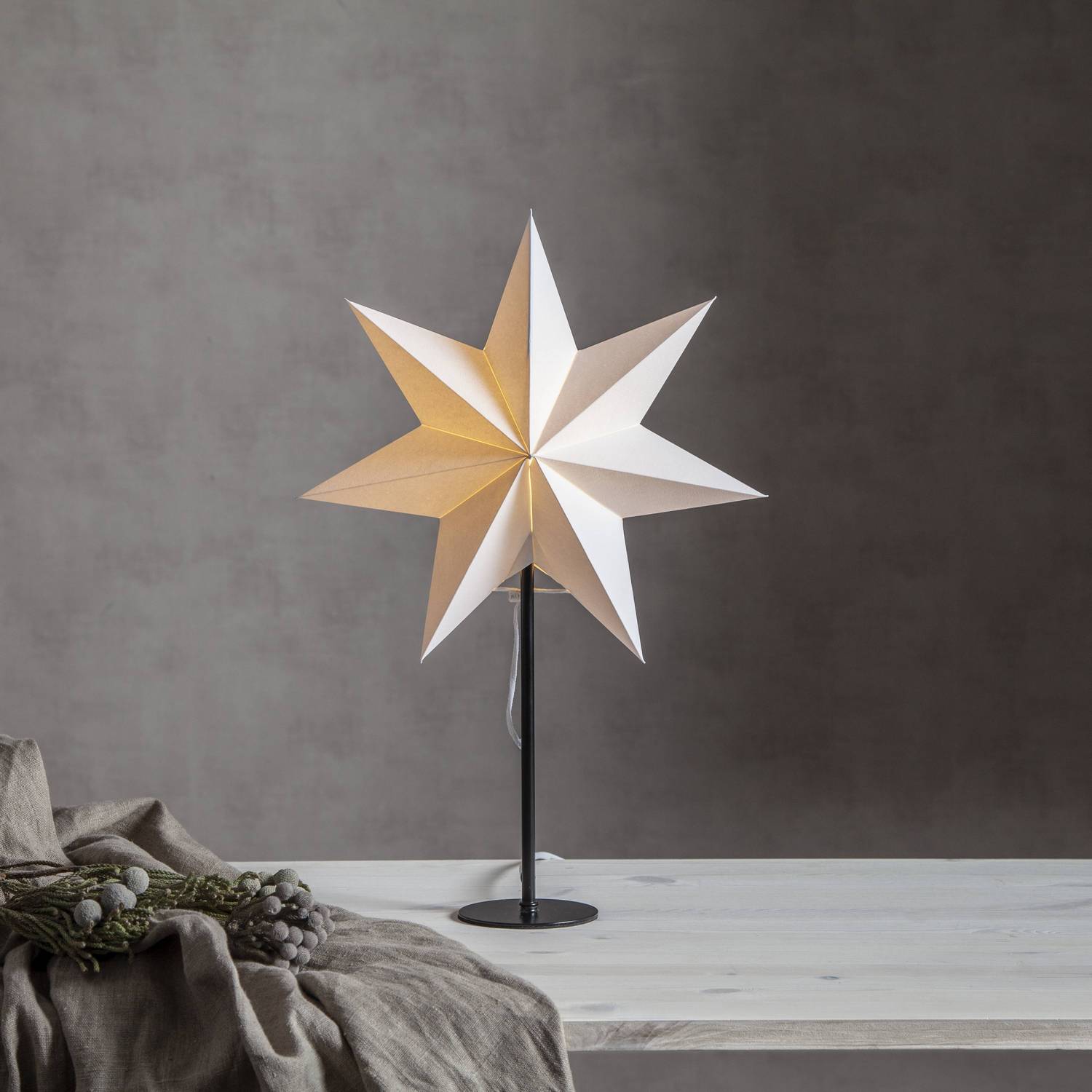 Adventsstjärna på Fot Star Trading Mixa