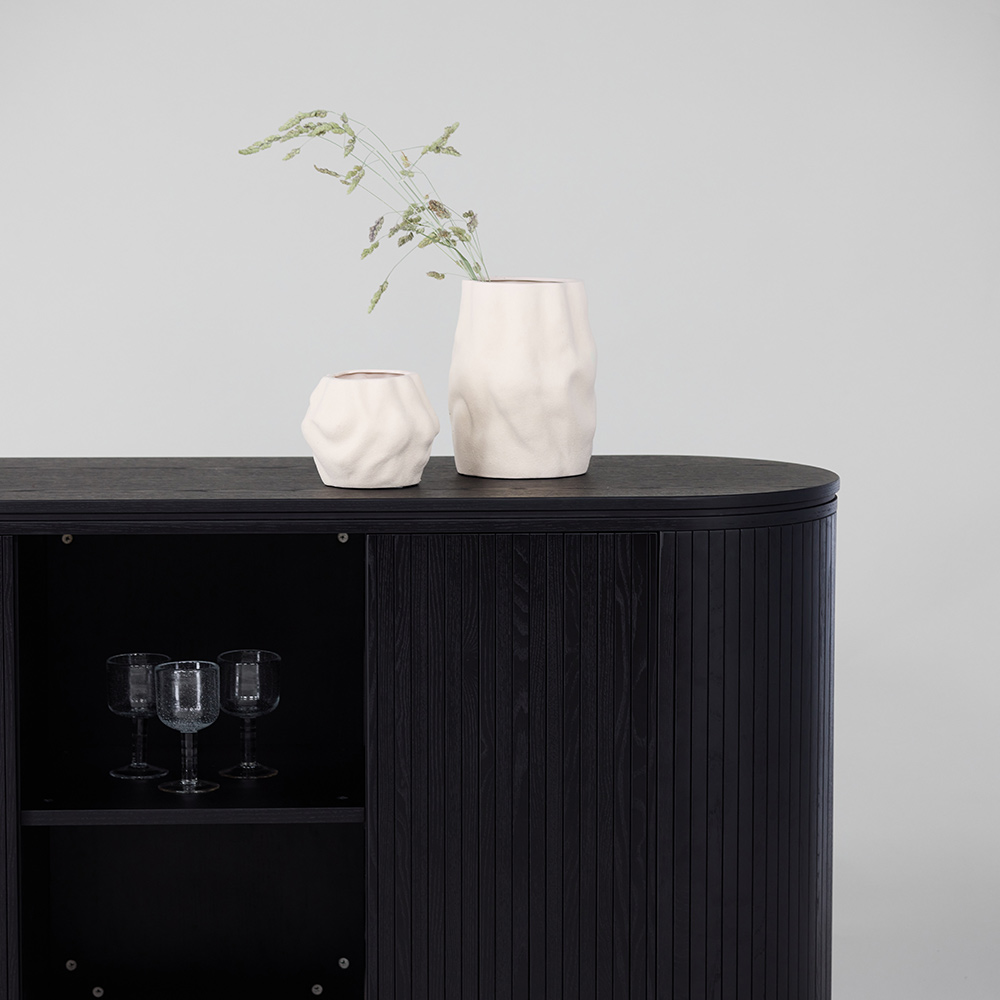 Sidobord Vind Fjällbacka Svart Ovalt Bord med Skåp i Ek med Fanér 160cm