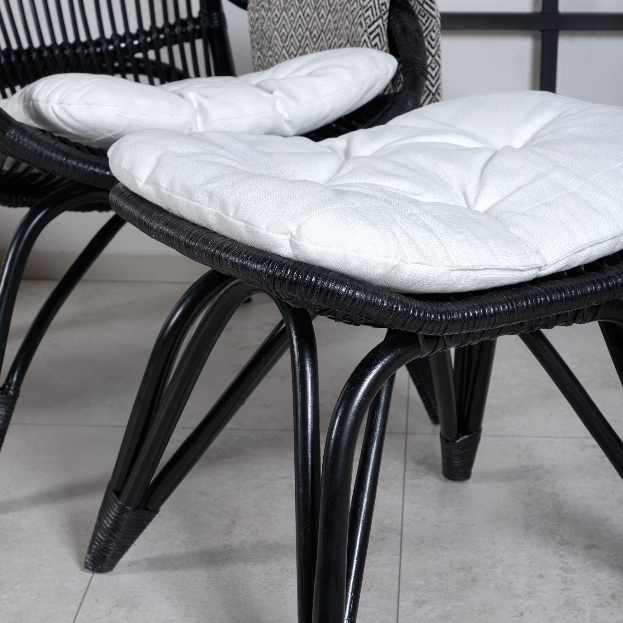 Ella Lounge Chair - BLACK rattan / Offwhite Cushion. inc. Ot Svart