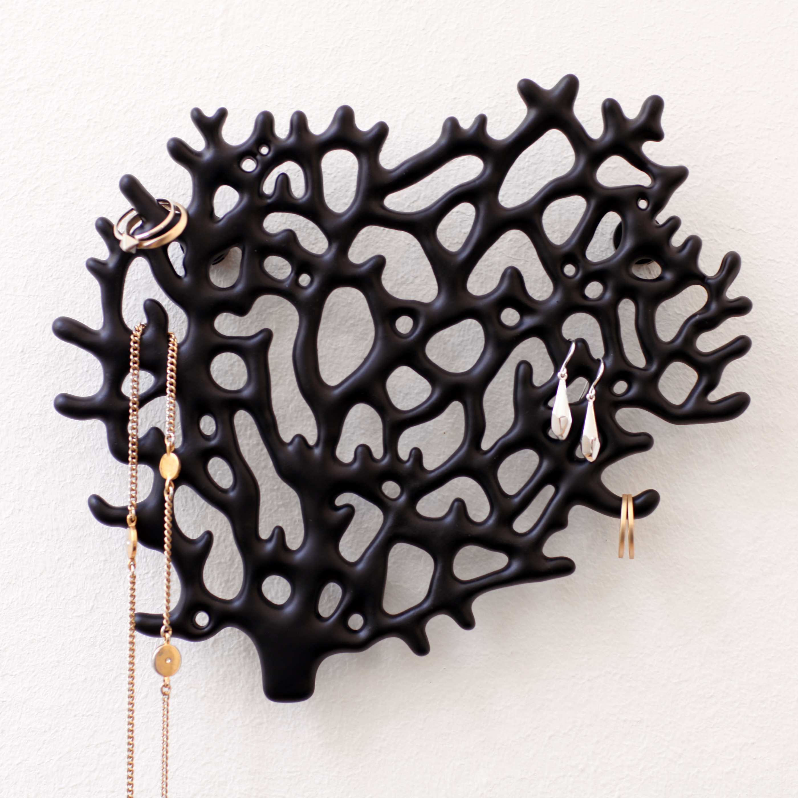 Coral Jewelry Holder Matt svart. 22x18,5x2,5 cm. Gjuten zink Färg: Matt Svart