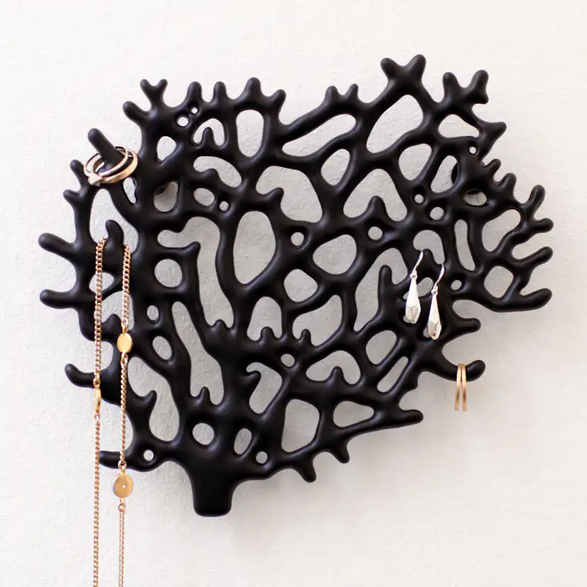 Coral Jewelry Holder Matt svart. 22x18,5x2,5 cm. Gjuten zink Färg: Matt Svart