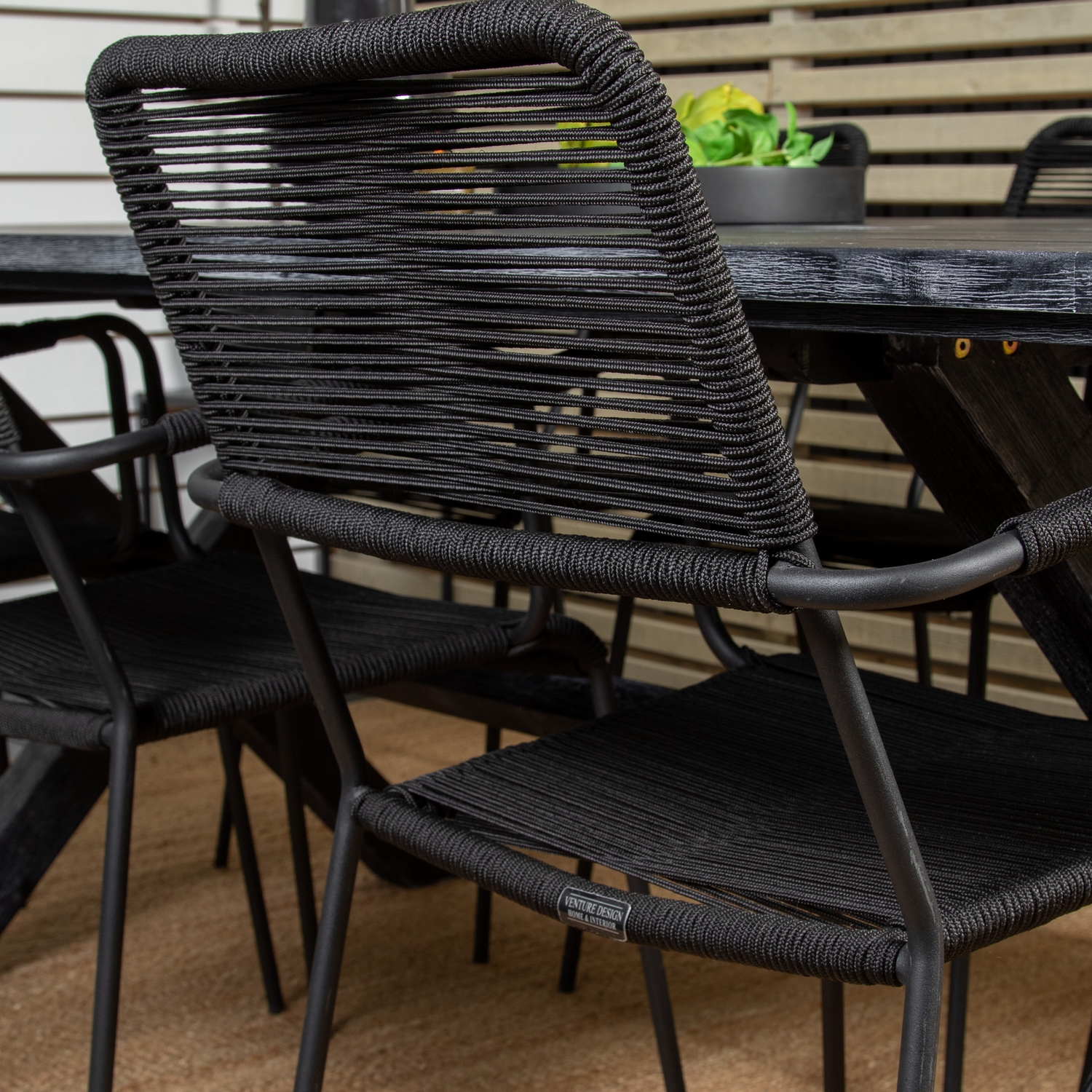 Rives Dining Table 200*100cm - Black Acacia+Lindos Armchair Svart/Svart
