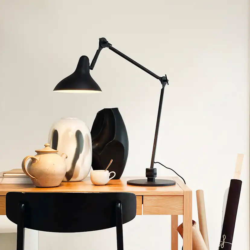 Bordslampa Dyberg Larsen Lotus