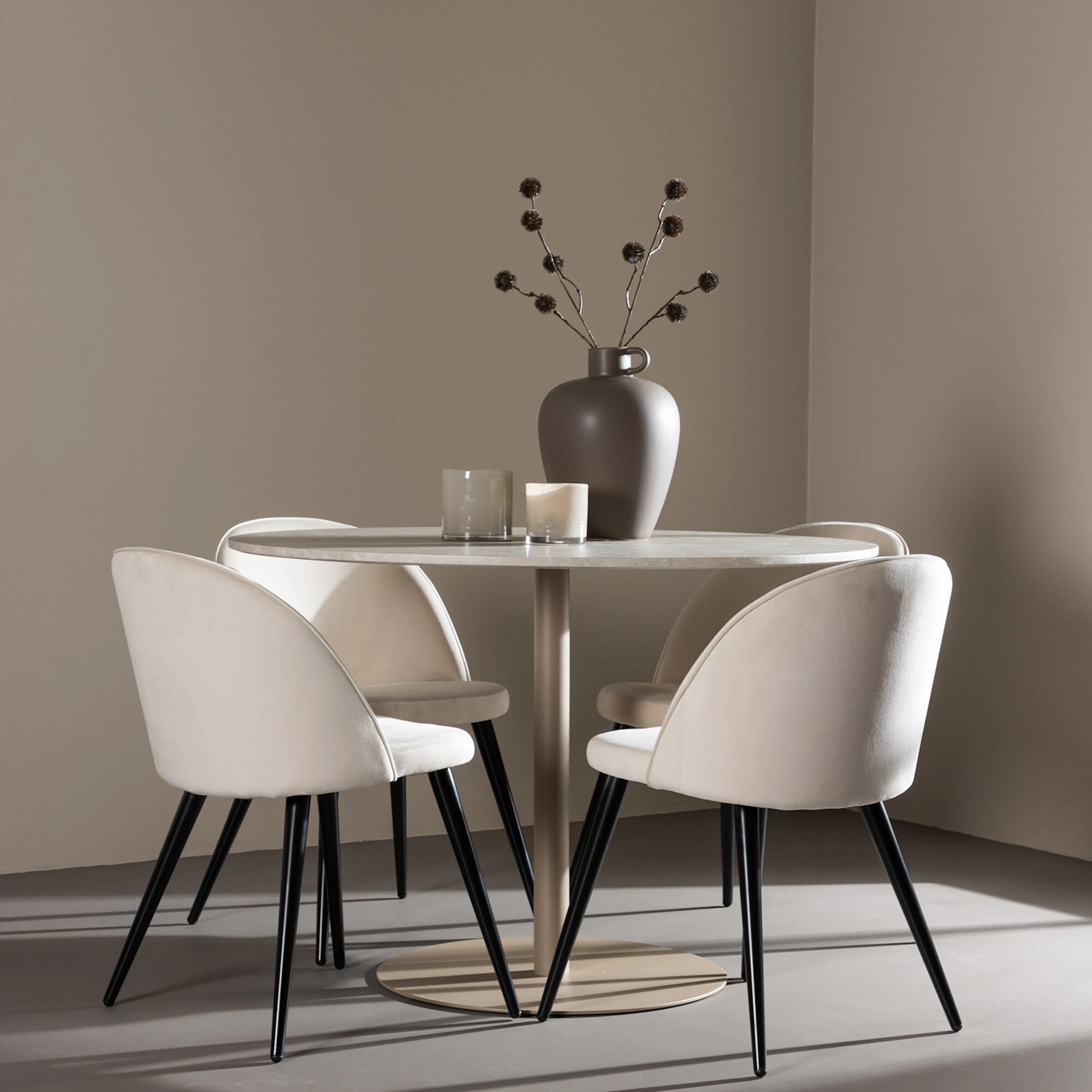Matgrupp Venture Home Lycke Ø110 med 4 st Velvet Stolar