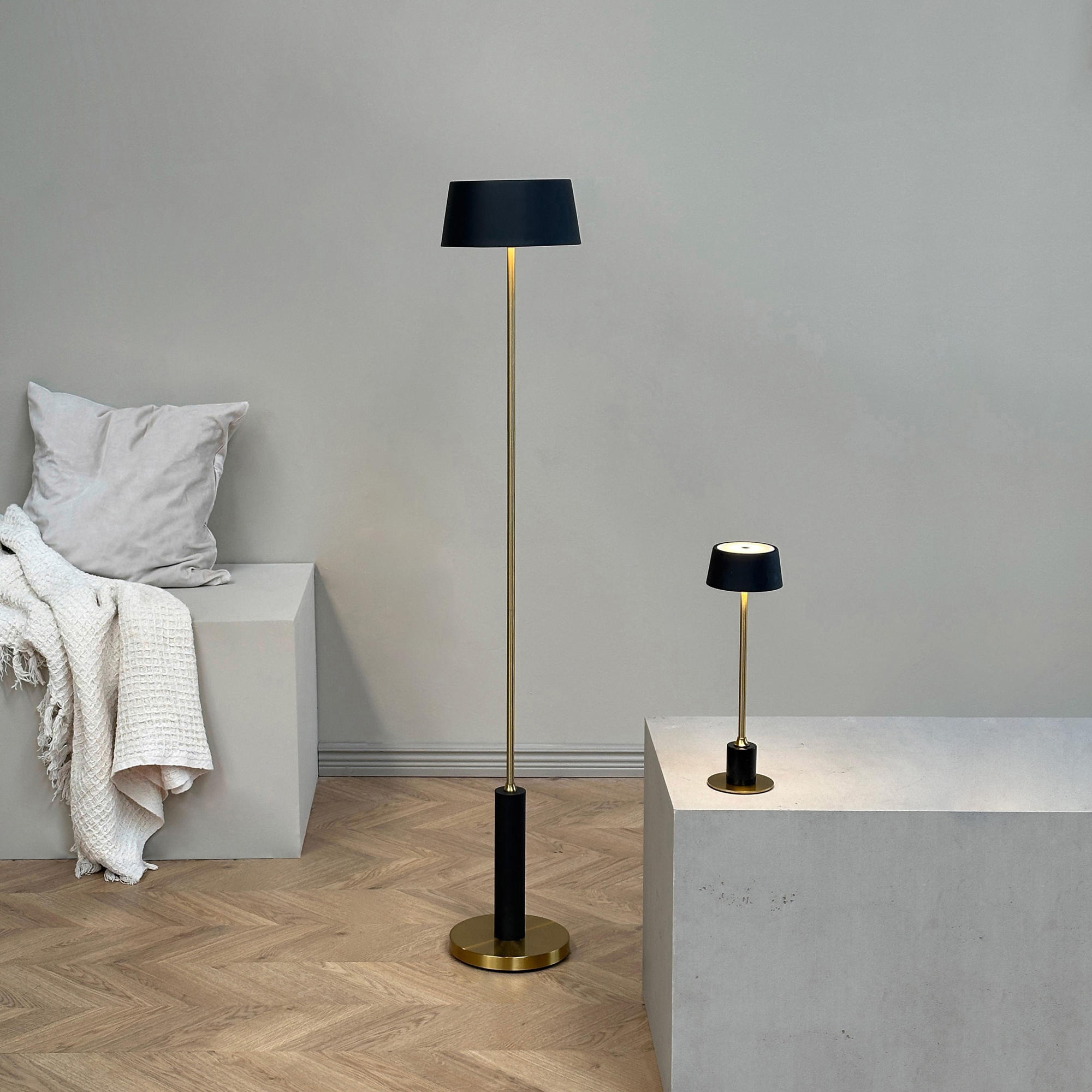 Golvlampa Dyberg Larsen Yoyo