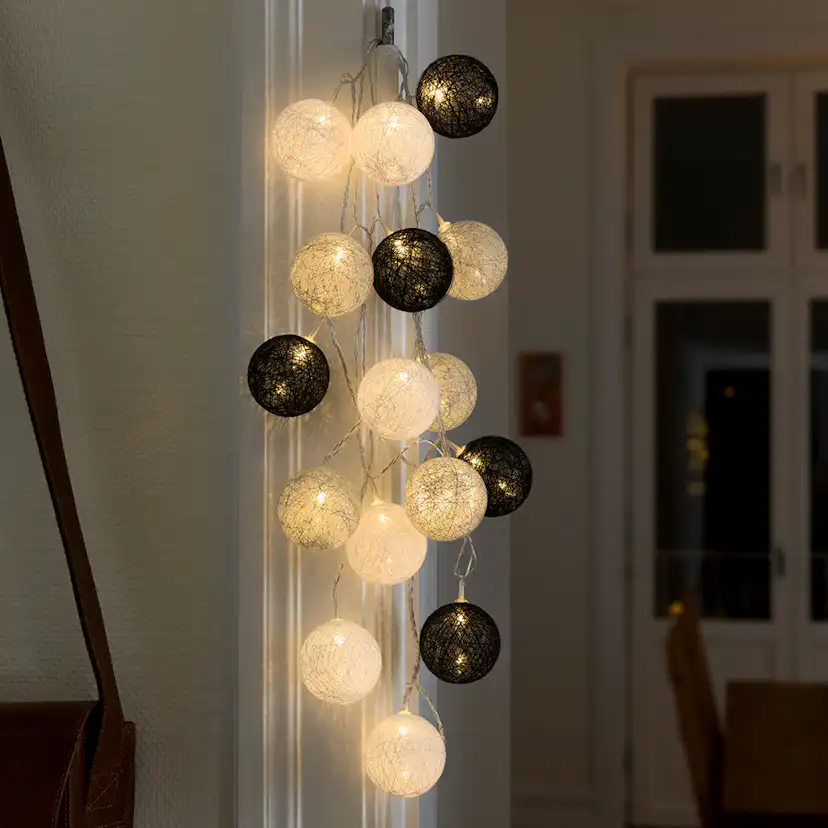 Ljusslinga 16 färgade garnbollar LED transp kabel 24V/IP20 Svart/Grå/Vit