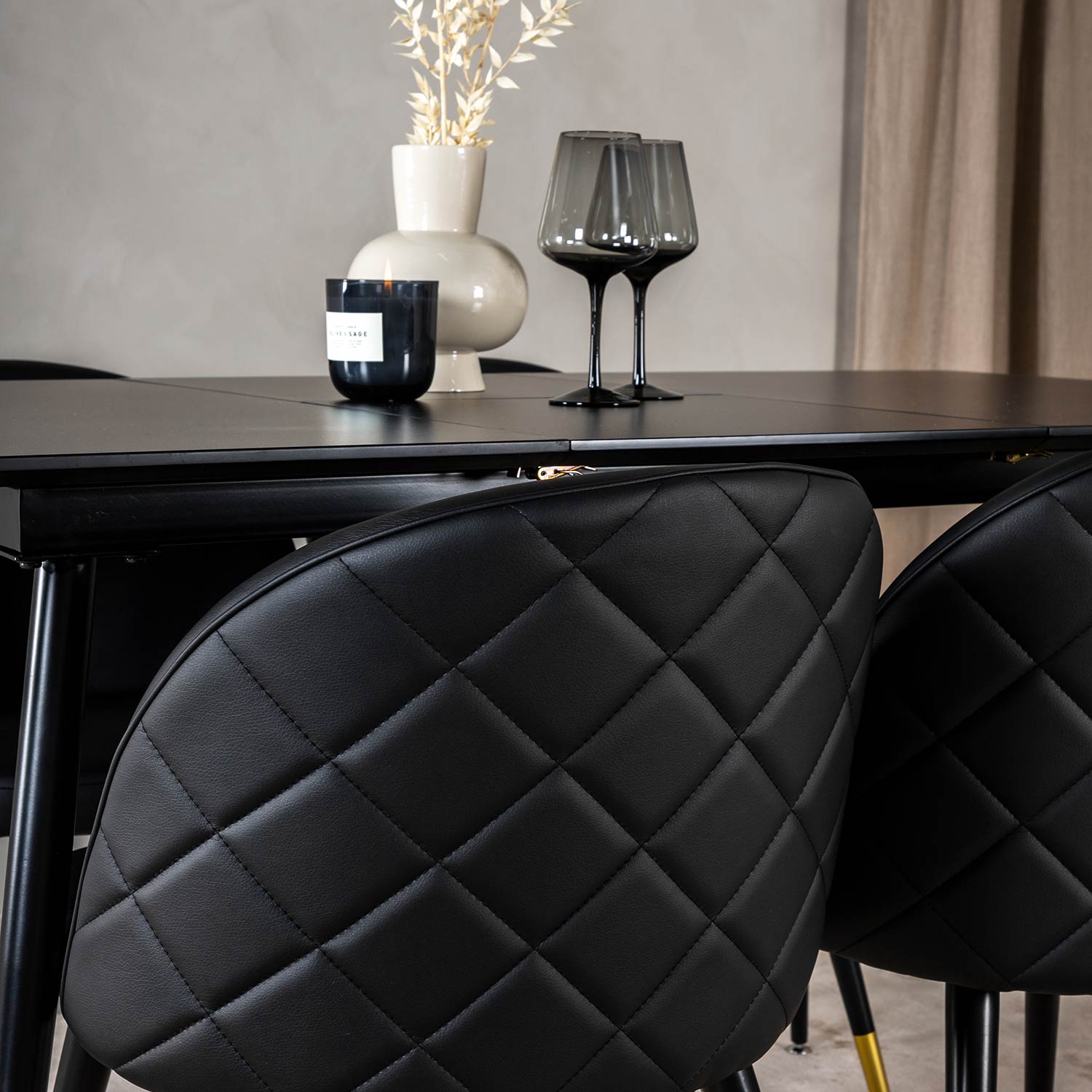 Matgrupp Venture Home Silvia med Iläggsskiva och 4 Valentina Stolar Konstläder