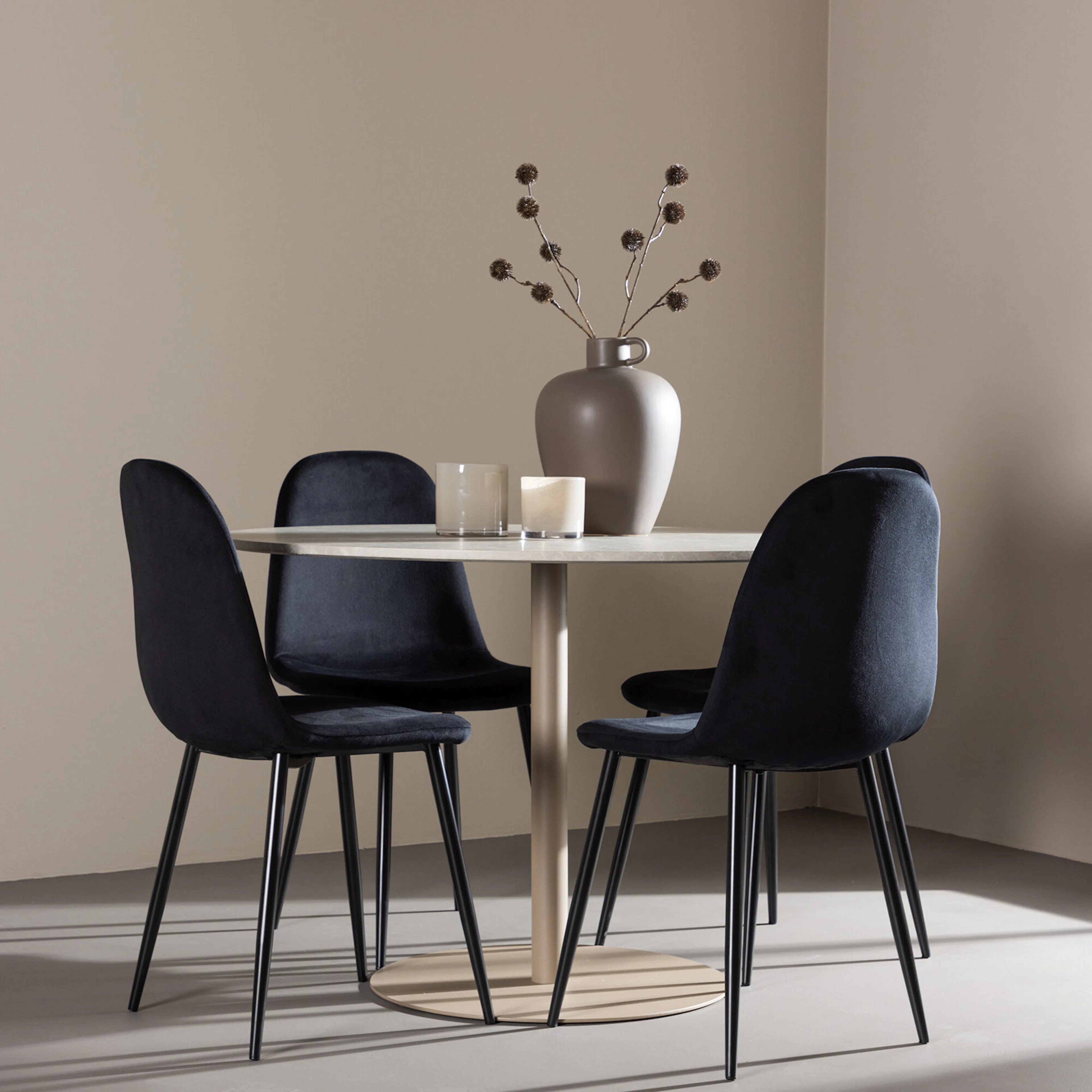 Lycke Dining Table with Polar Dining Chair Beige/Svart