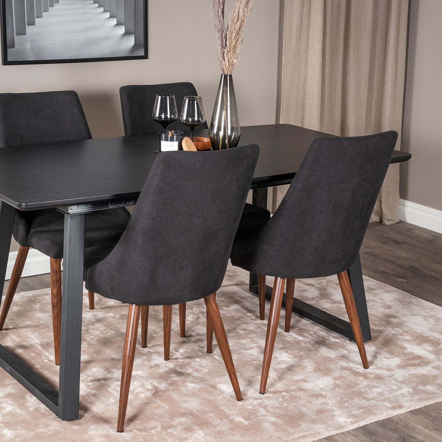 Matgrupp Venture Home Ina med 4 Laura Stolar