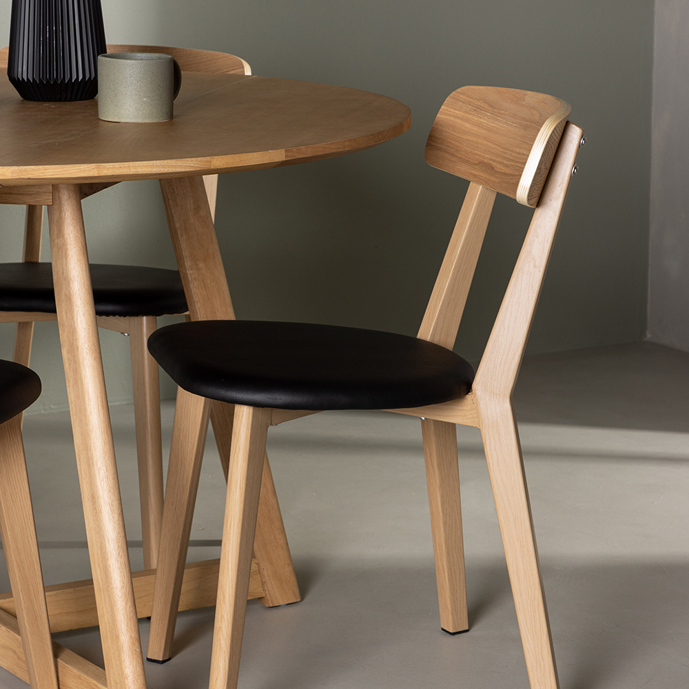 Matgrupp Venture Home Yakidon Ø120 cm med 4 st Sanjos stolar