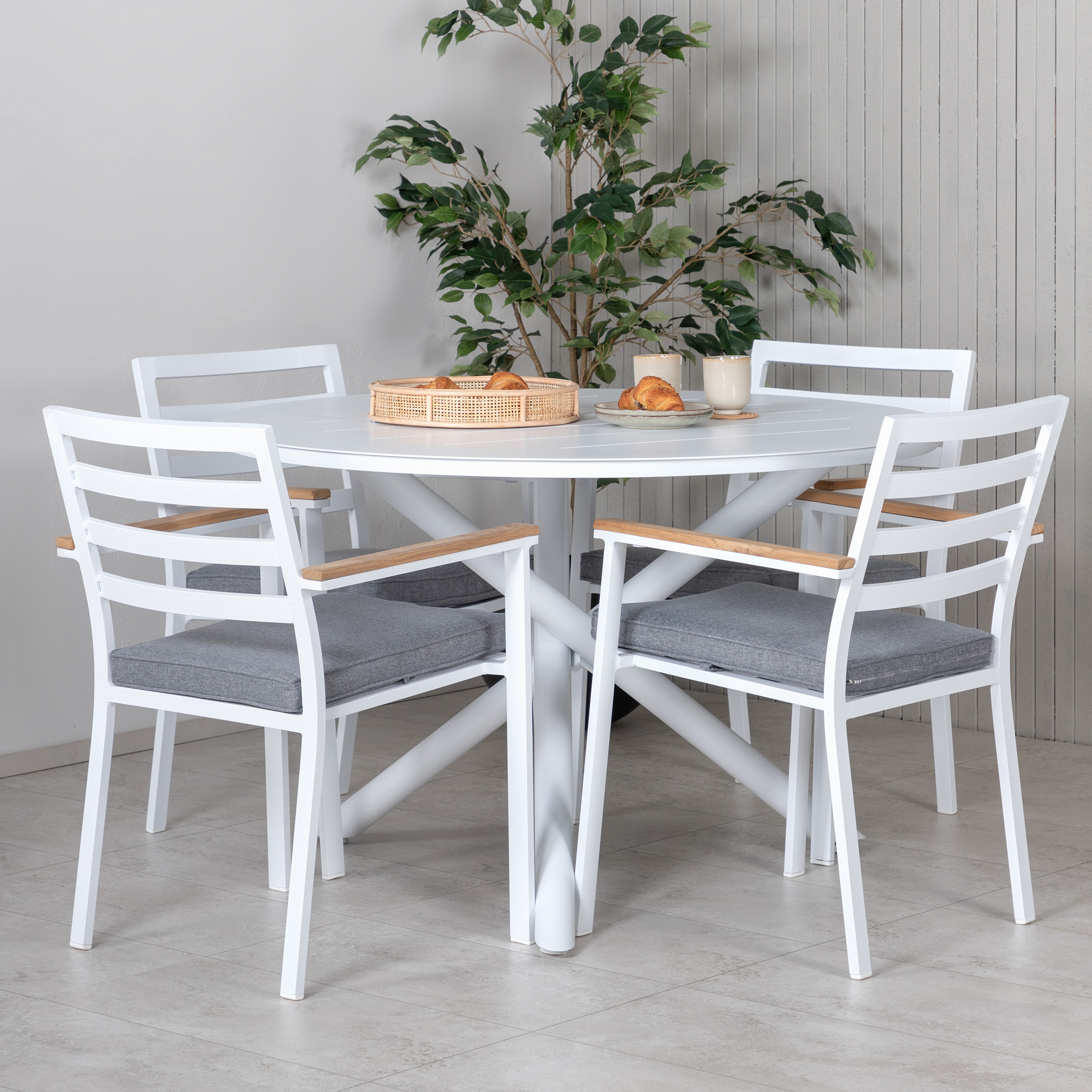 Alma Dining Table - White Alu - ø120cm+Brasilia Karmstol (st Vit