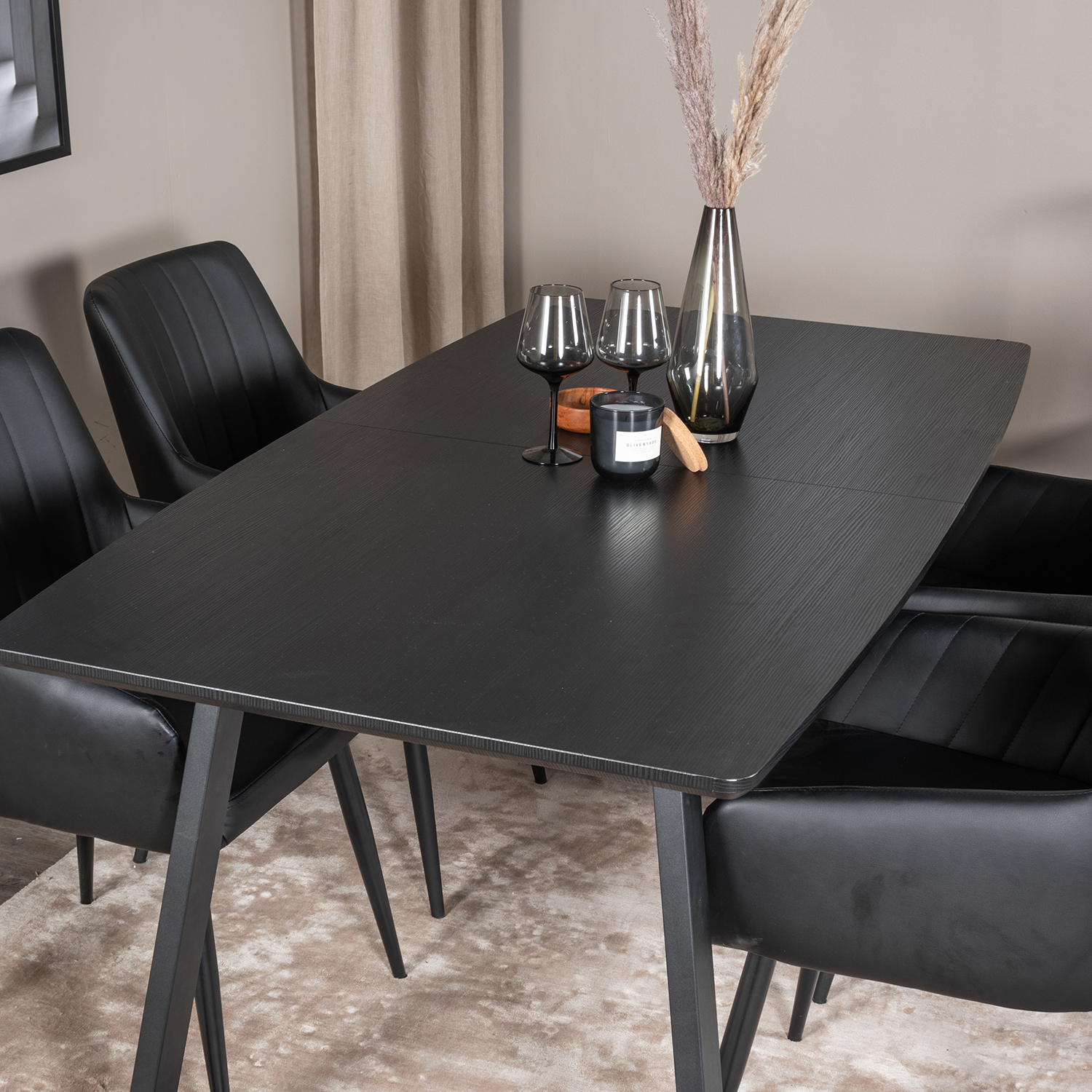 Matgrupp Venture Home Ina med 4 Corina Stolar Konstläder