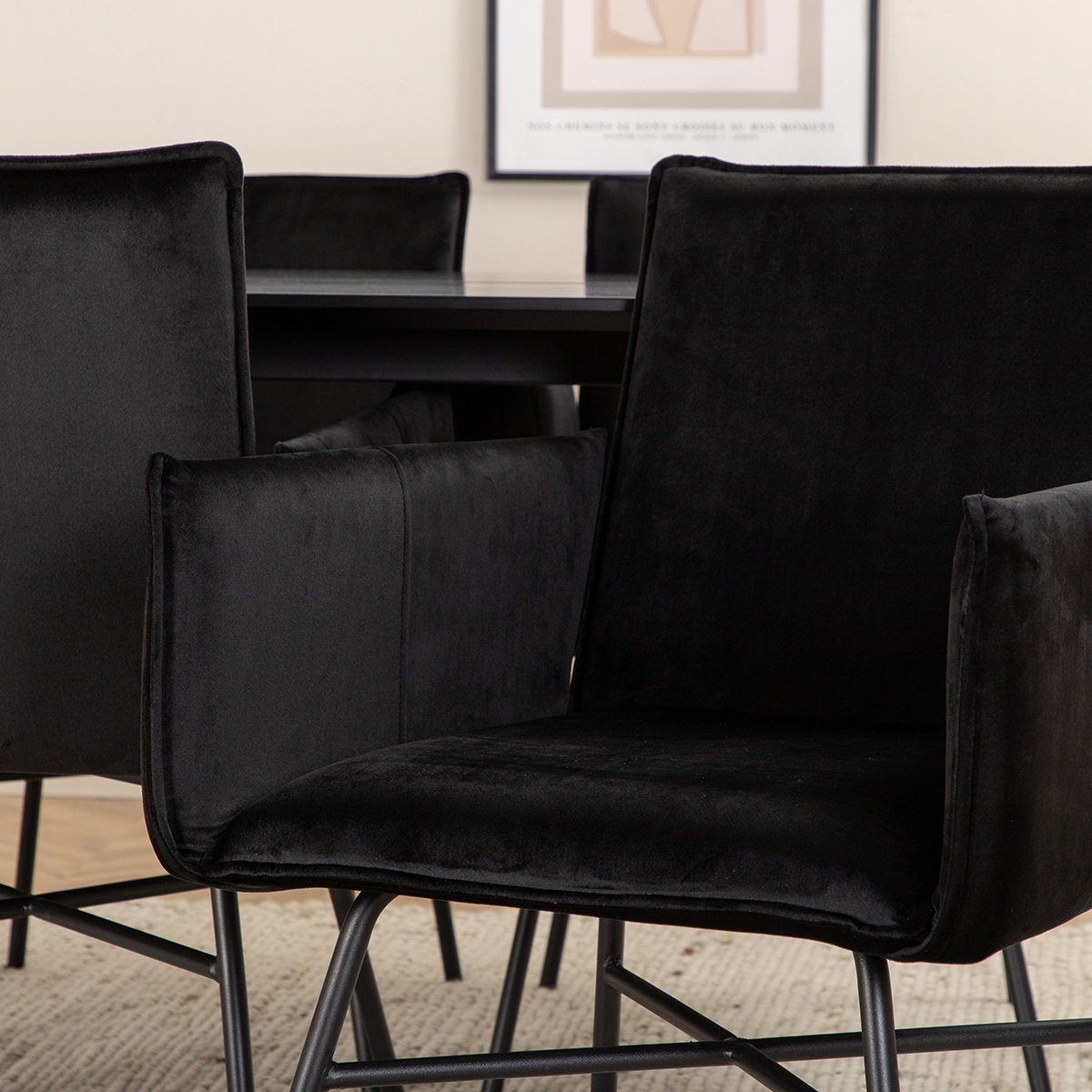 Matgrupp Venture Home Paris matbord och Annika matstol