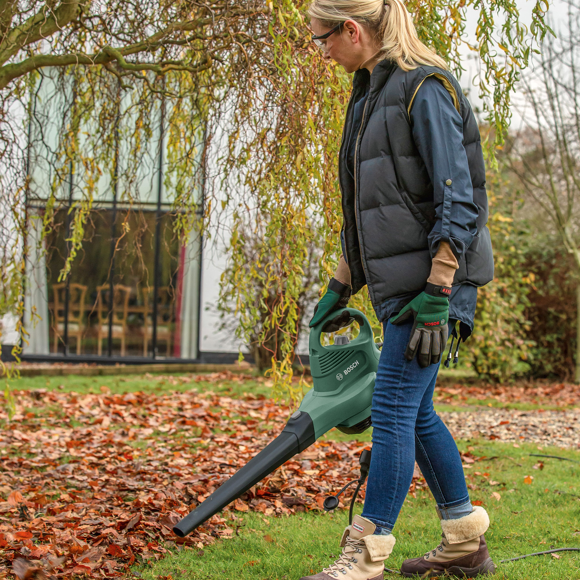 Lövblåsare Bosch Power Tools UniversalGardenTidy 2300