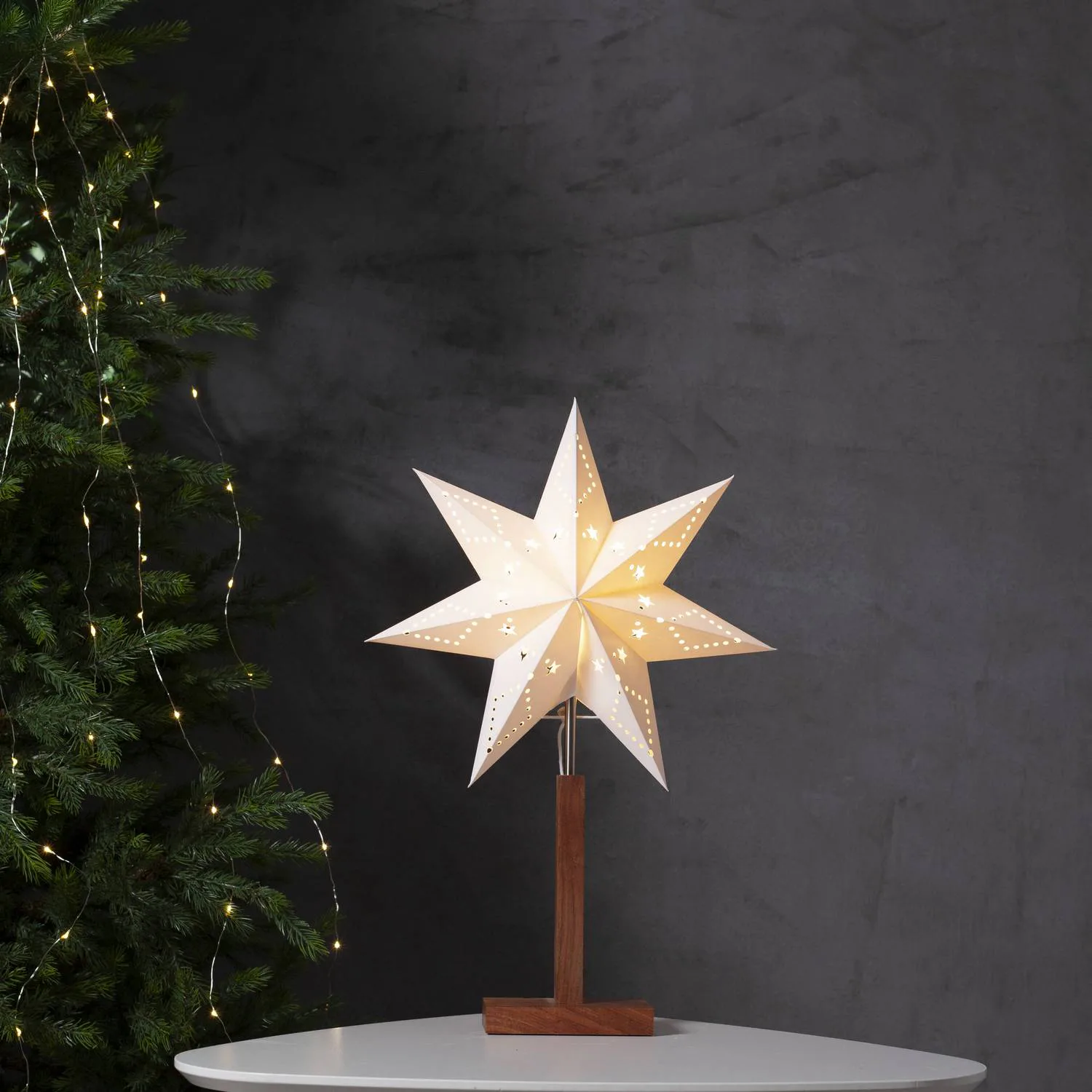 Adventsstjärna på Fot Star Trading Karo