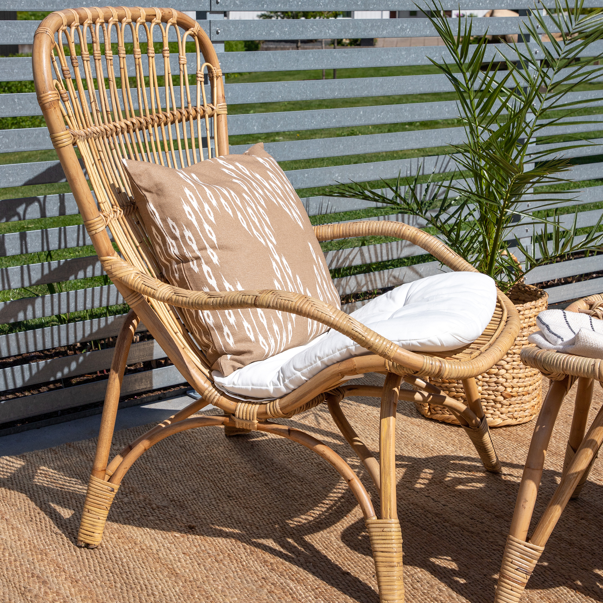Ella Lounge Chair - rattan / Offwhite Cushion. inc. Ottoman Natur
