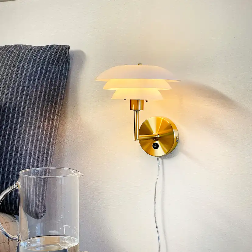 Vägglampa Dyberg Larsen DL20 Opal/Mässing: 20 cm