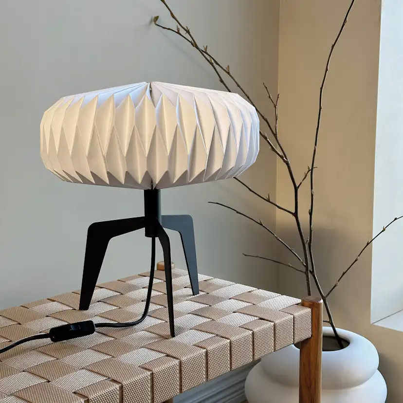 Bordslampa Dyberg Larsen Ventnor med Papperskärm