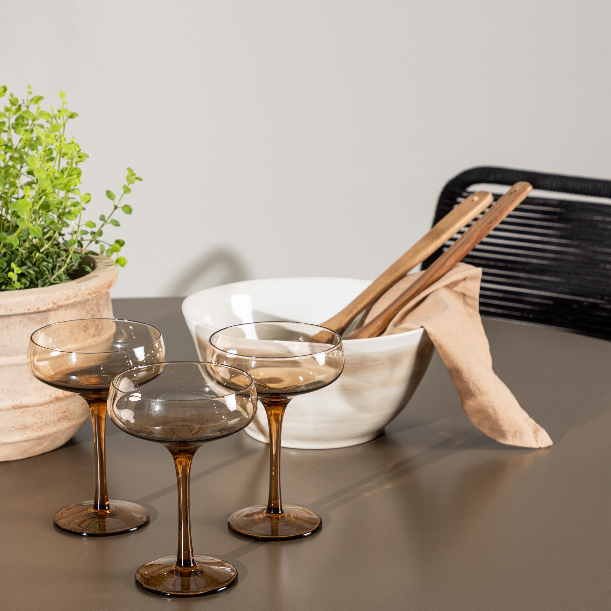 Santa Fe Dining Table ø120 - Roasty +Lindos Armchair - Black Trädgårdsgrupp Venture Home Santa Fe med 4 Lindos Karmstolar