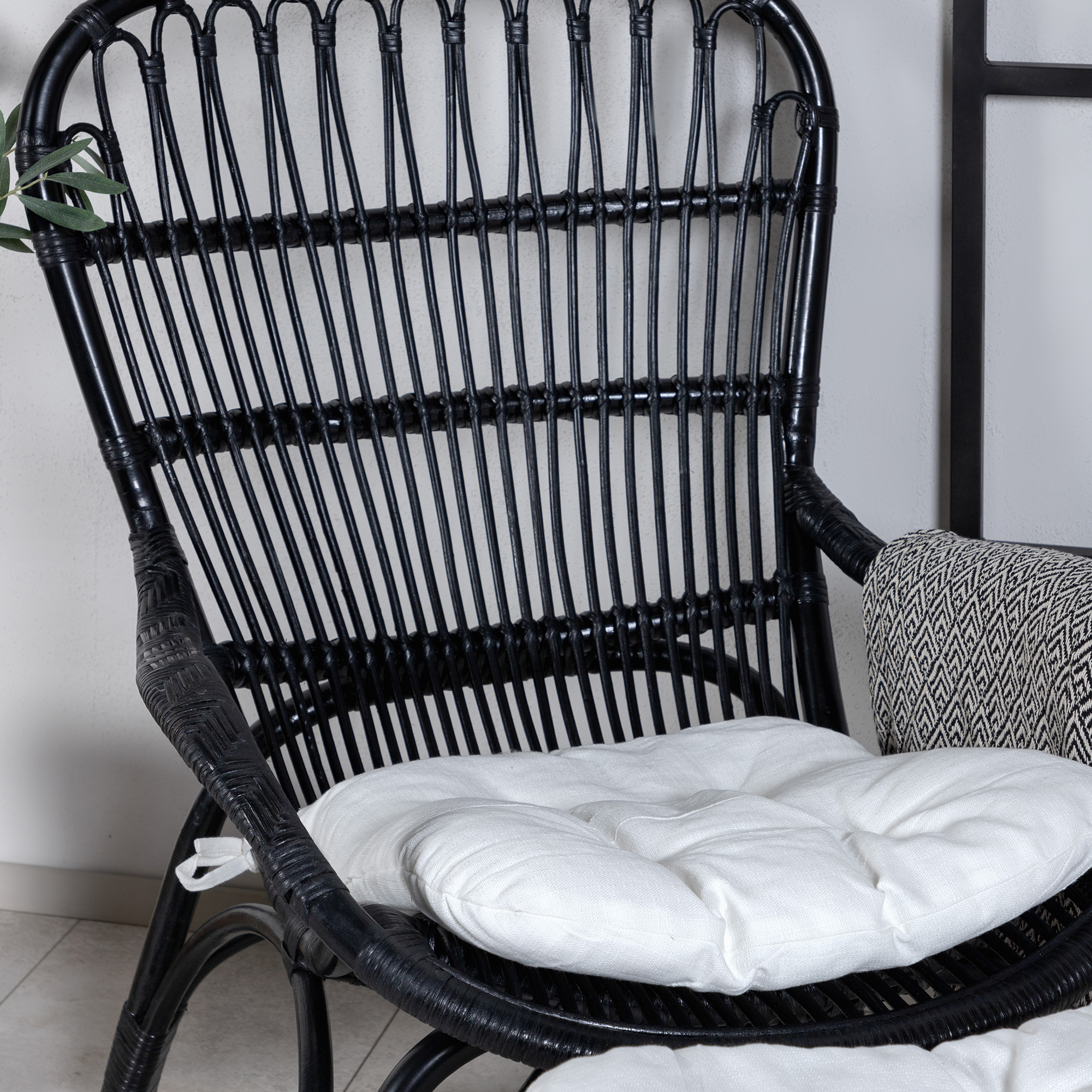 Ella Lounge Chair - BLACK rattan / Offwhite Cushion. inc. Ot Svart