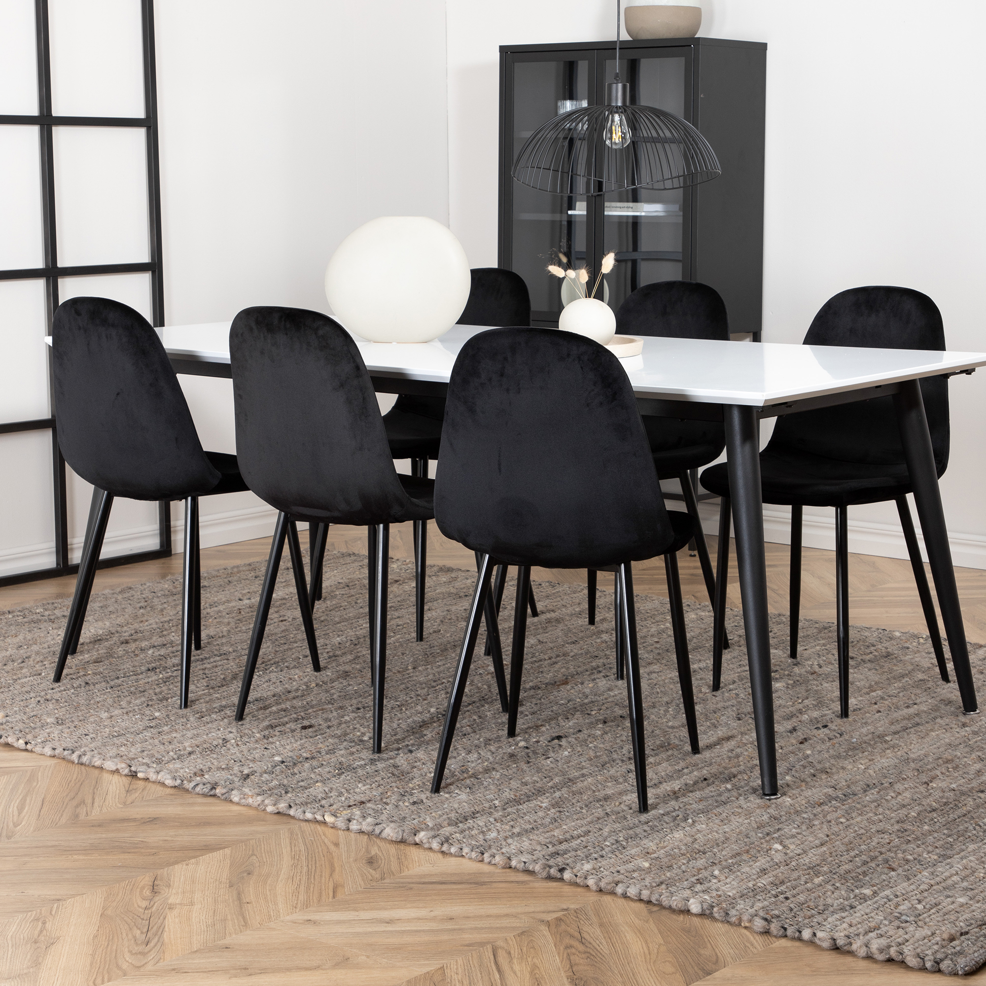 Matgrupp Venture Home Jolie med 6 Pobbie Stolar Metall