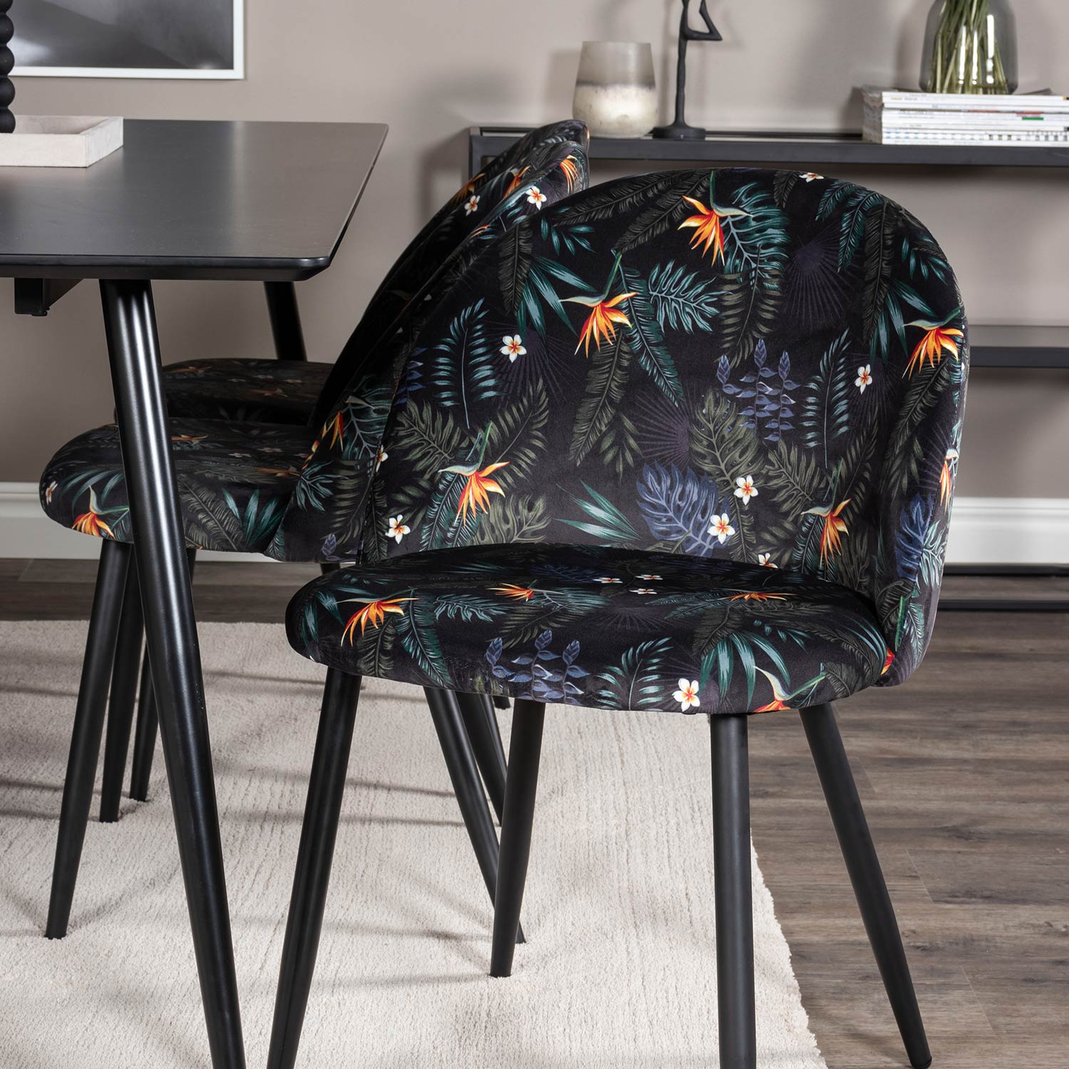 Matgrupp Venture Home Silvia med 6 Valentina Stolar Polyestertyg