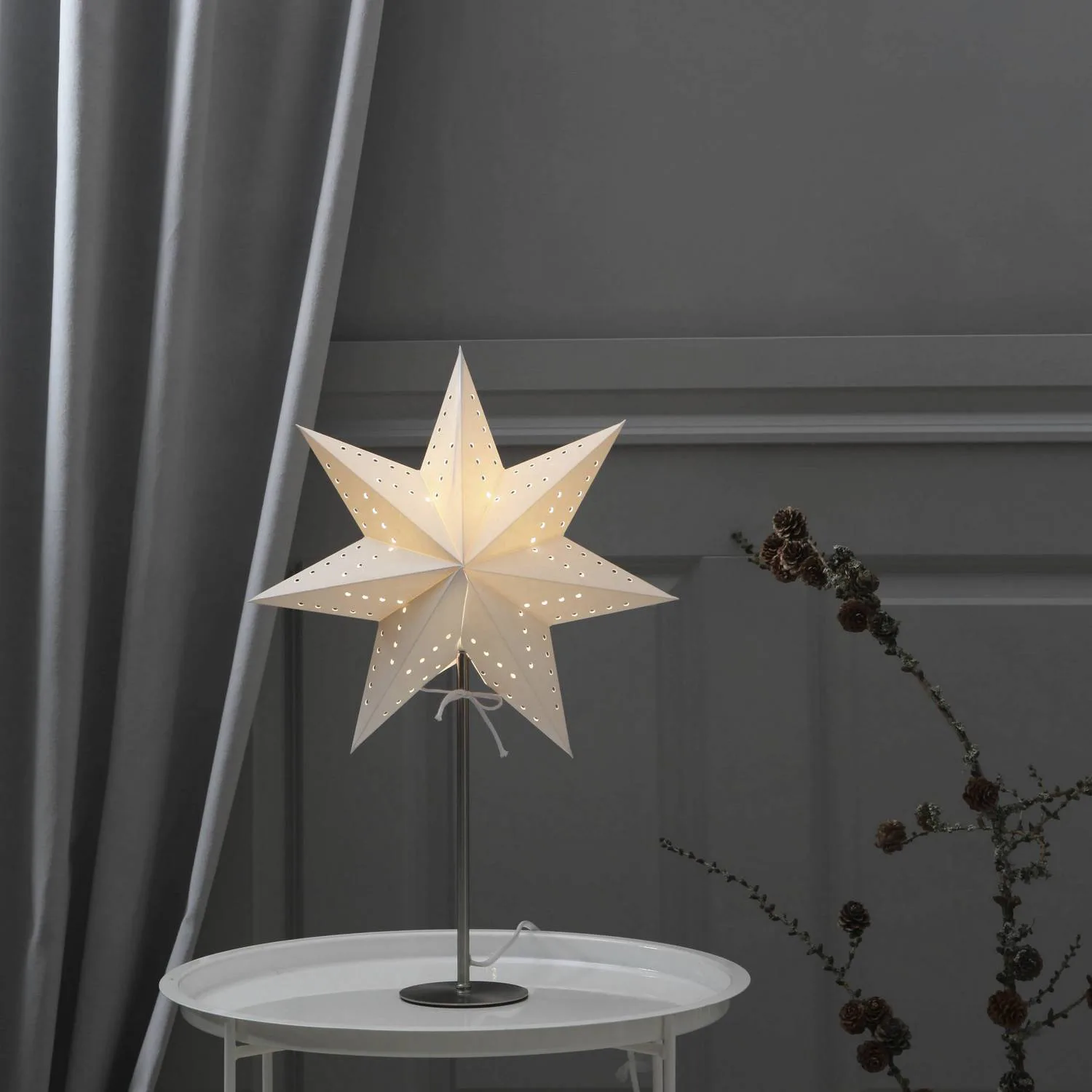 Adventsstjärna på Fot Star Trading Bobo