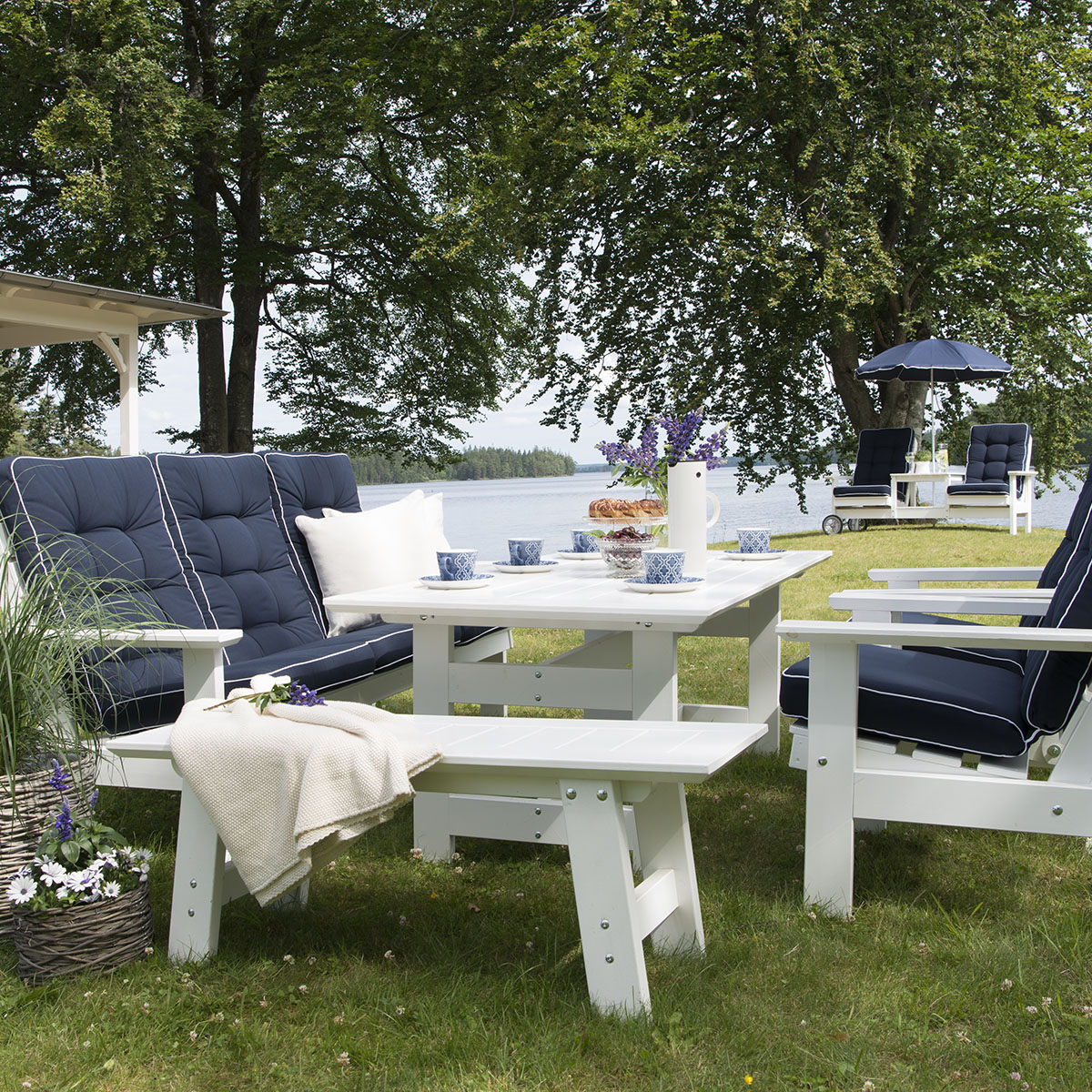 Trädgårdsbänk Hillerstorp Cecilia Vit Furu, Bänk Utomhus - 3 Sittplatser