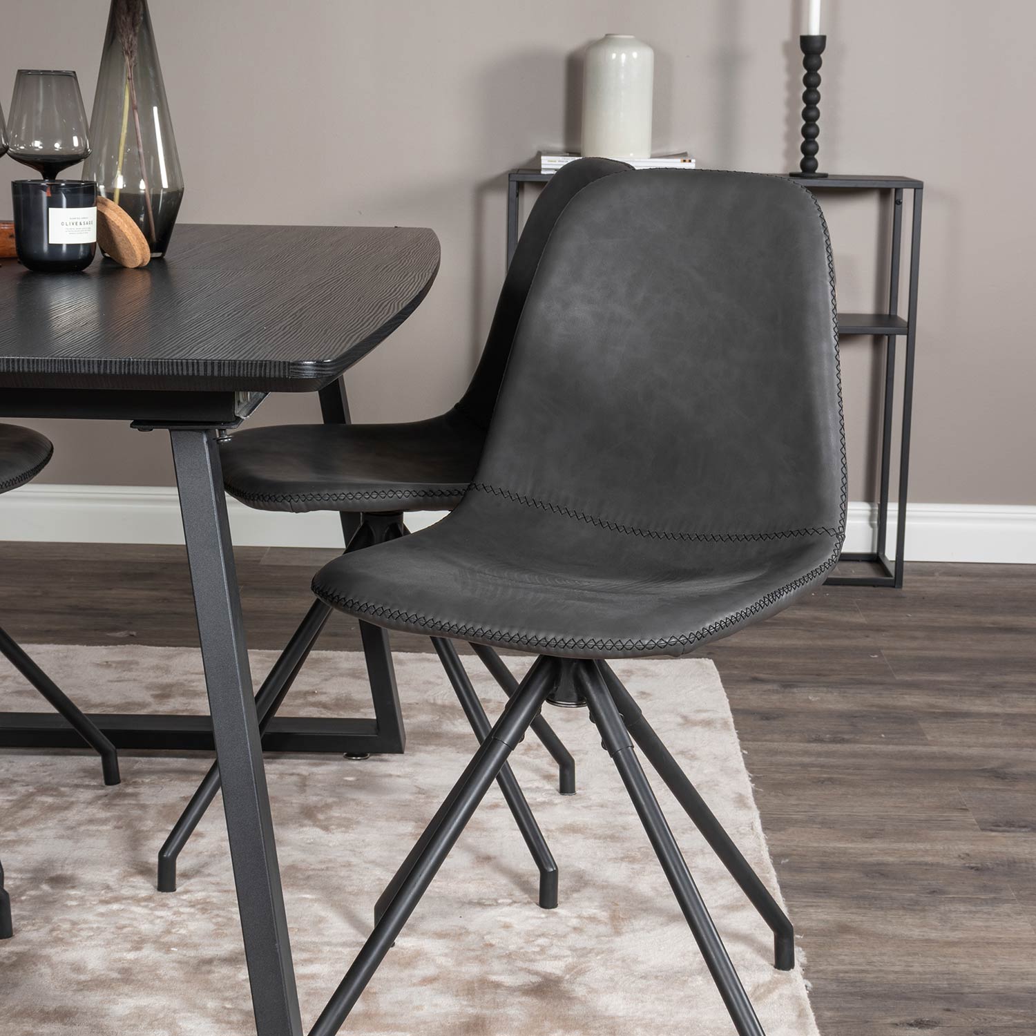 Matgrupp Venture Home Ina med 4 Pobbie Stolar Konstläder