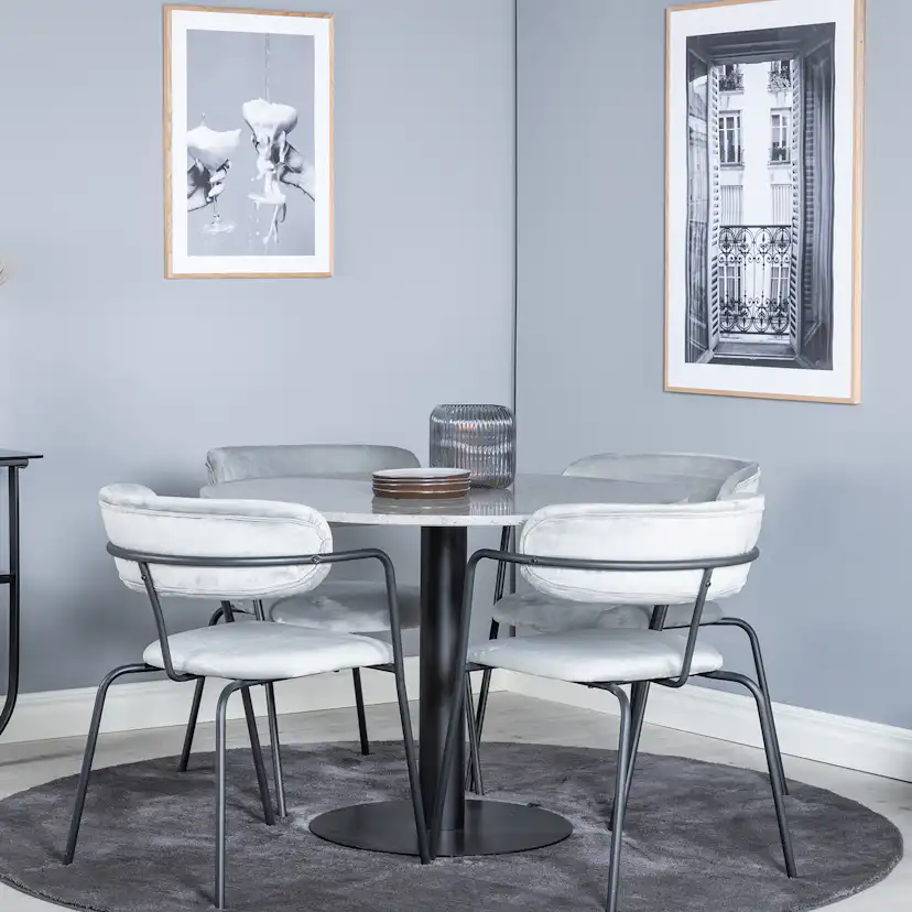 Matgrupp Venture Home Roxanna med 4 Aris Karmstolar Runt