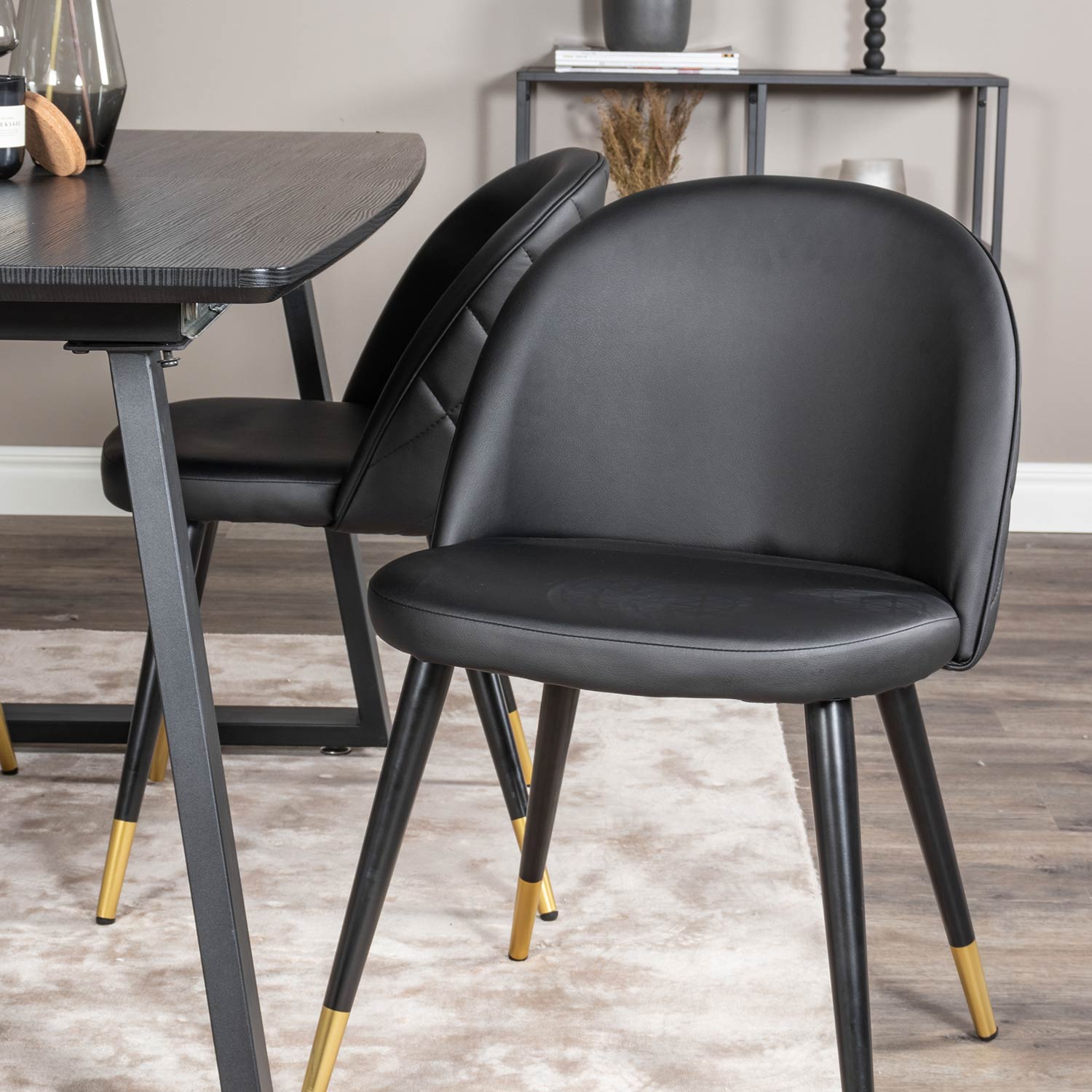 Matgrupp Venture Home Ina med 4 Valentina Stolar Konstläder