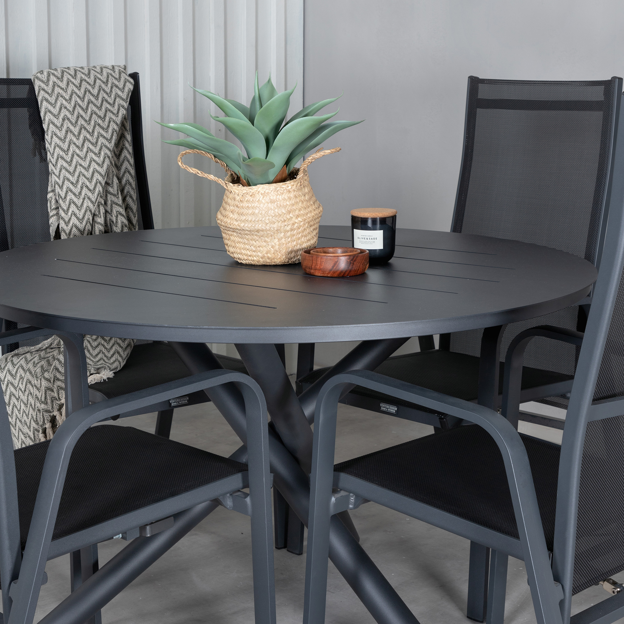 Alma Dining Table - Black Alu - ø120cm+Copacabana Recliner C Svart