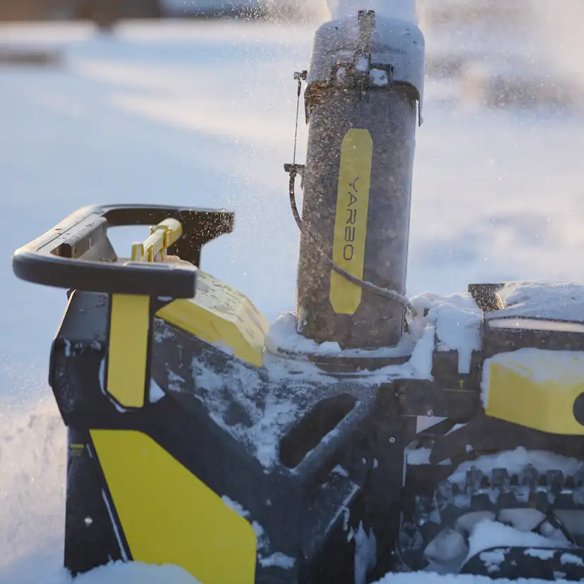 Robot Yarbo Core med Gräsklipparmodul och Snöslungemodul