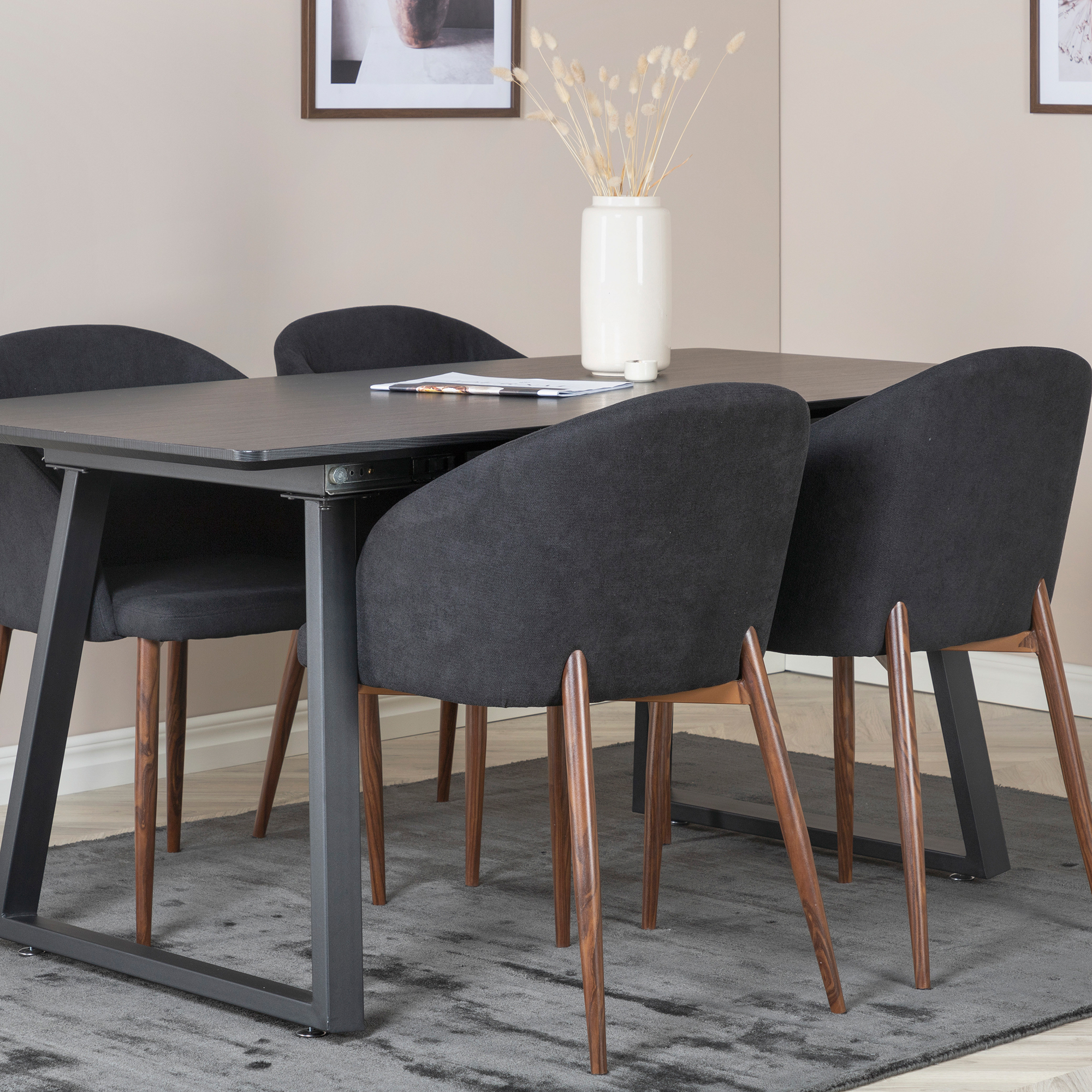 Matgrupp Venture Home Ina med 4 Archie Stolar