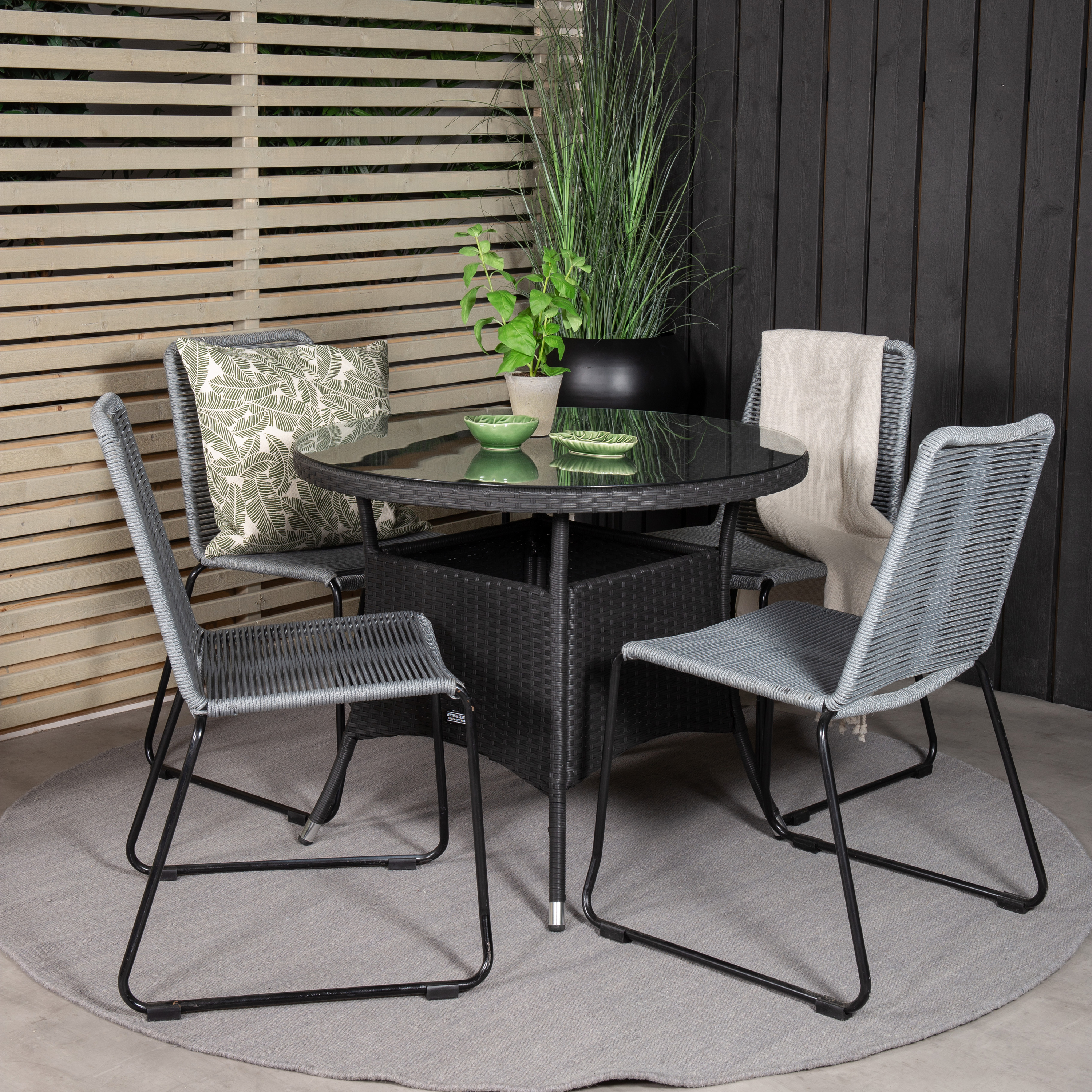 Matgrupp Venture Home Virda Ø 90 med 4 Leon Matstolar