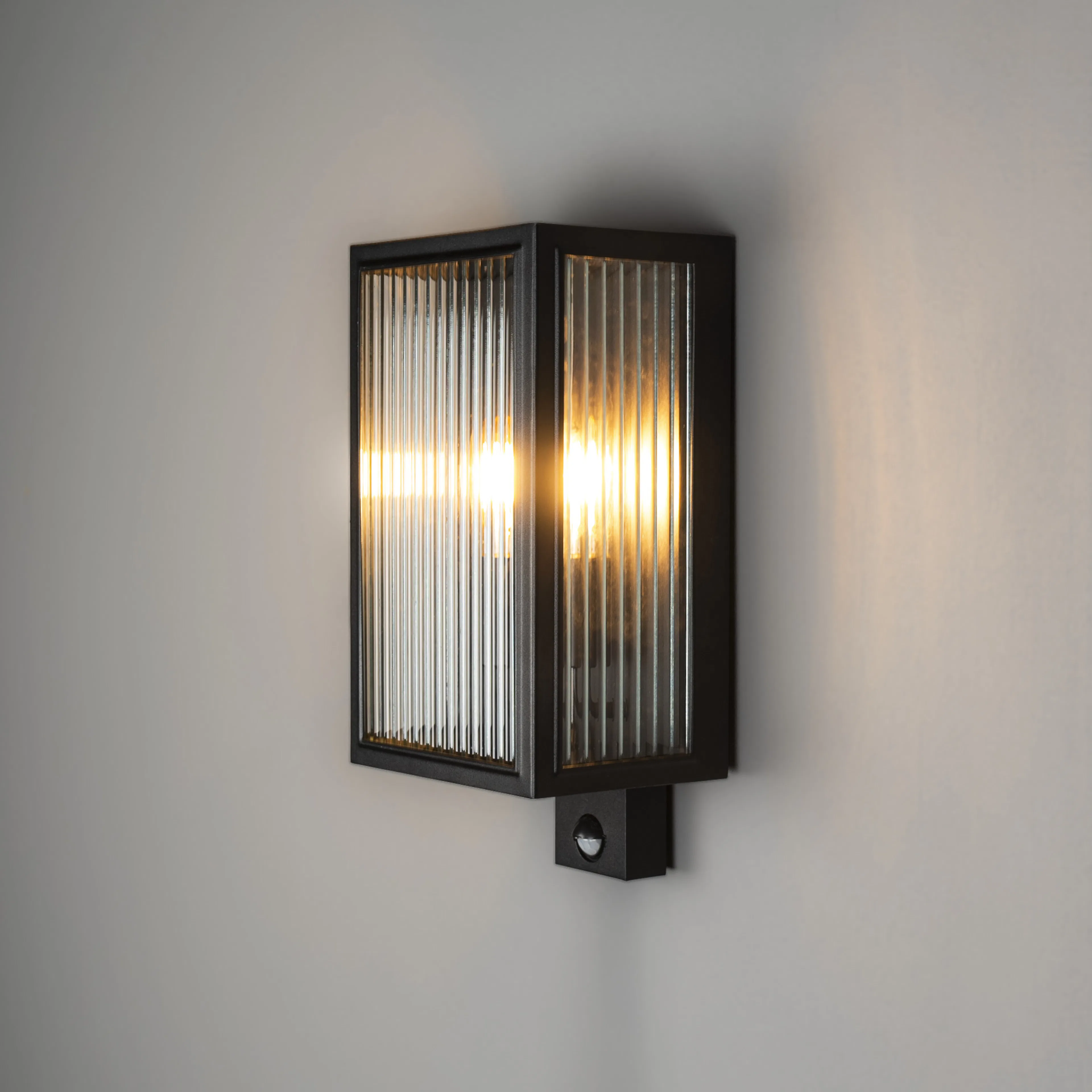 Fasadbelysning Gnosjö Konstsmide Capri Vägglykta E27xRäfflat Glas