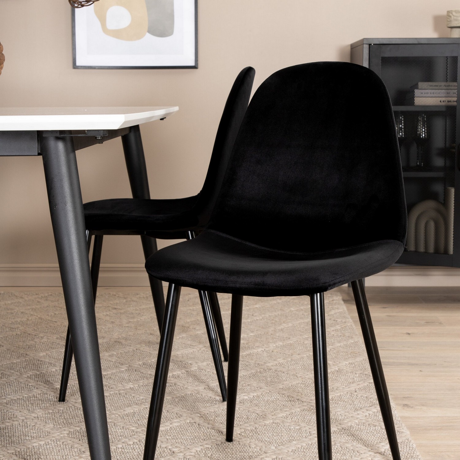 Matgrupp Venture Home Jolie med 4 Pobbie Stolar Metall